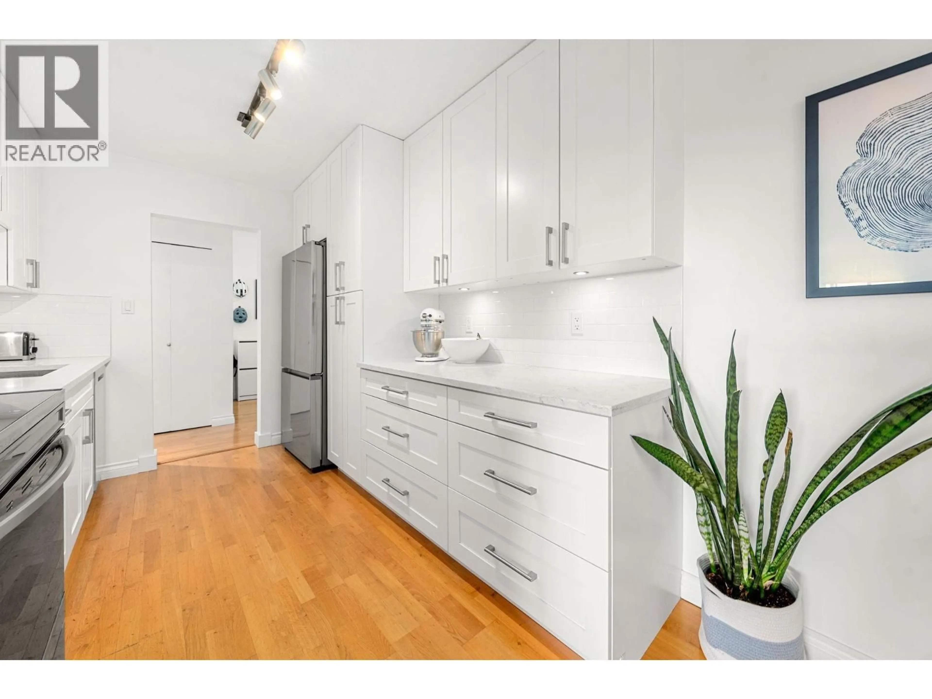 Standard kitchen, wood/laminate floor for 204 - 150 5TH STREET, North Vancouver British Columbia V7L1L5