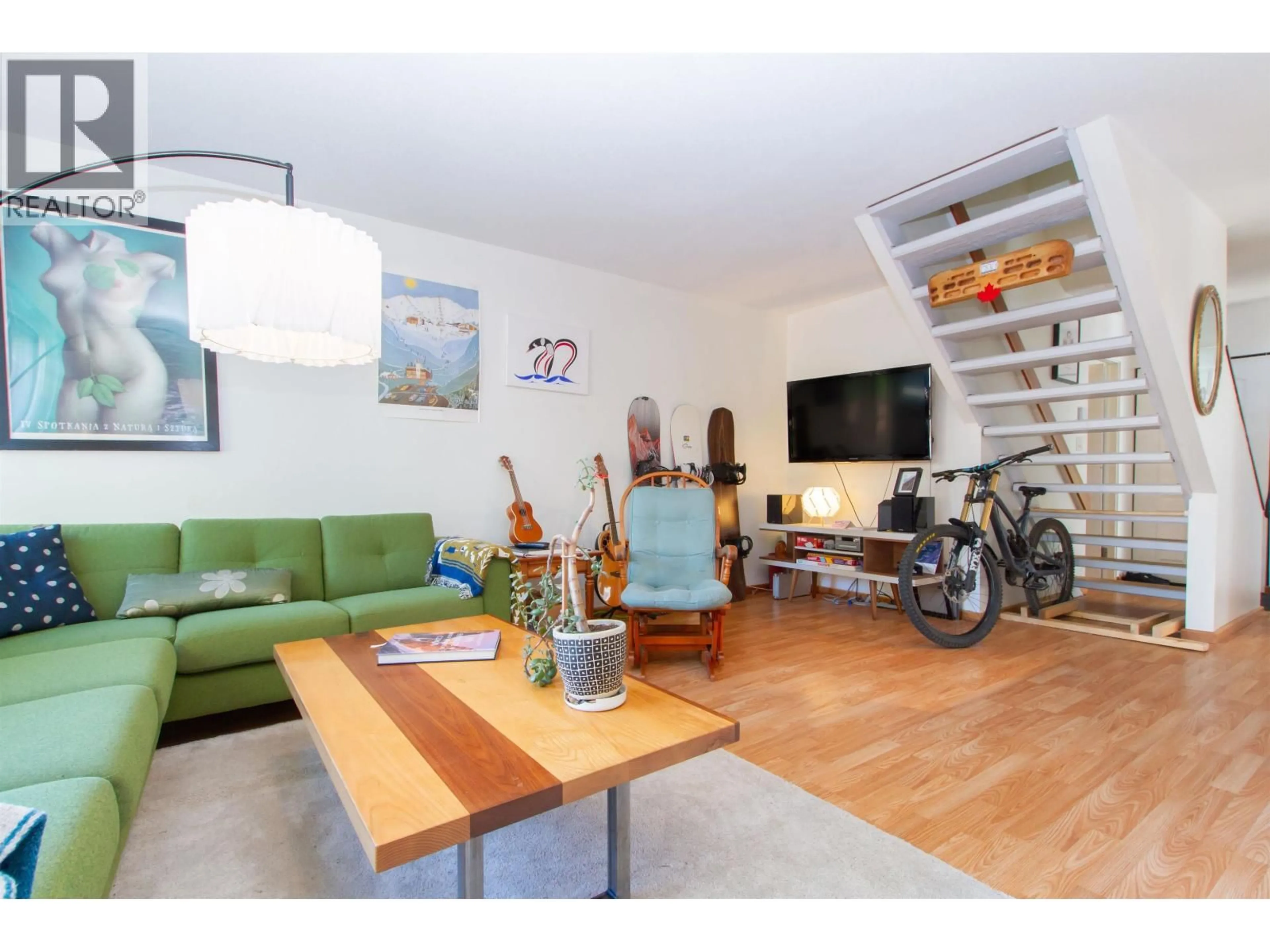 Living room with furniture, wood/laminate floor for 26 - 38455 WILSON CRESCENT, Squamish British Columbia V8B0A4