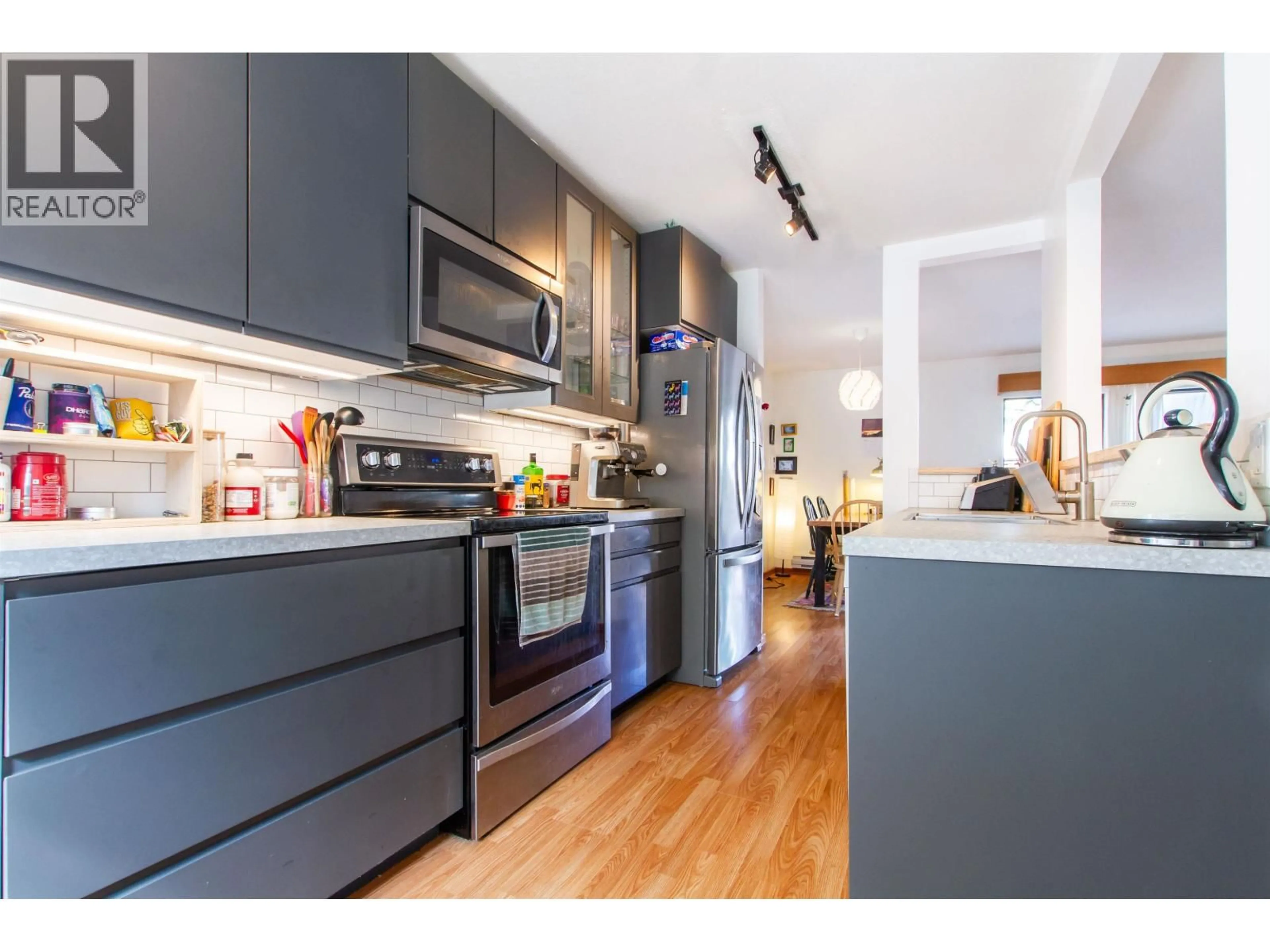 Open concept kitchen, wood/laminate floor for 26 - 38455 WILSON CRESCENT, Squamish British Columbia V8B0A4