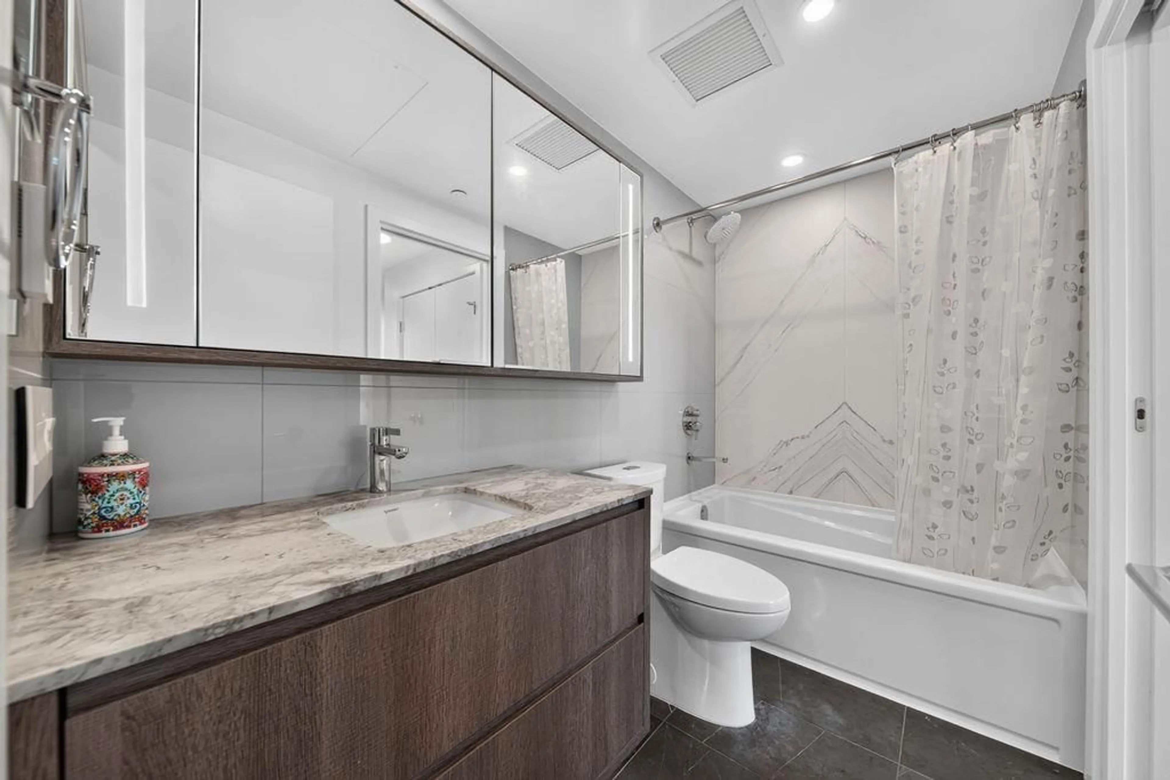 Standard bathroom, ceramic/tile floor for 303 - 15165 THRIFT AVENUE, White Rock British Columbia V4B0C1