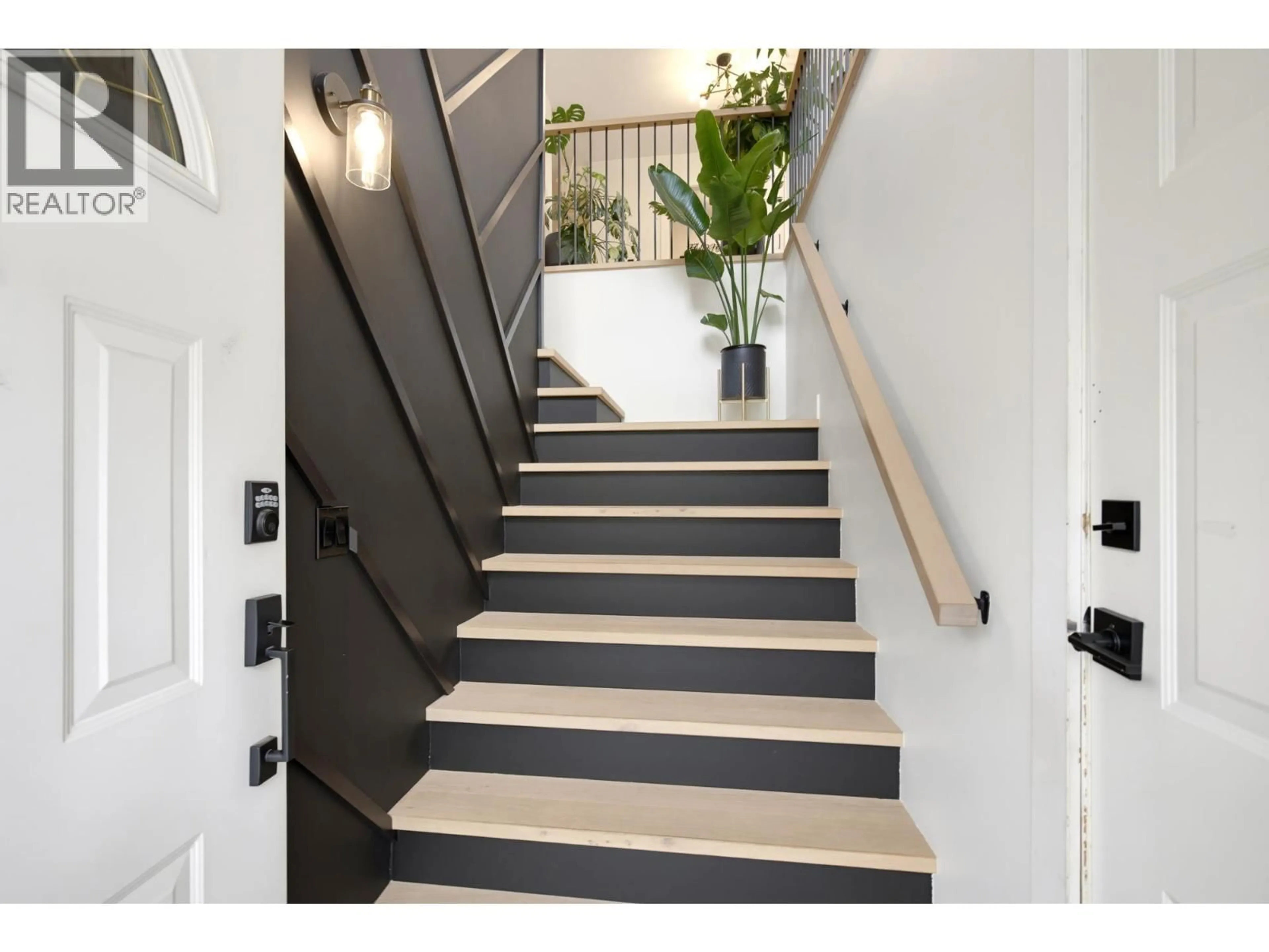 Stairs for 7 - 19160 119 AVENUE, Pitt Meadows British Columbia V3Y2L7