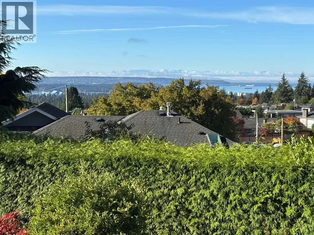 4243 DELBROOK AVENUE, North Vancouver