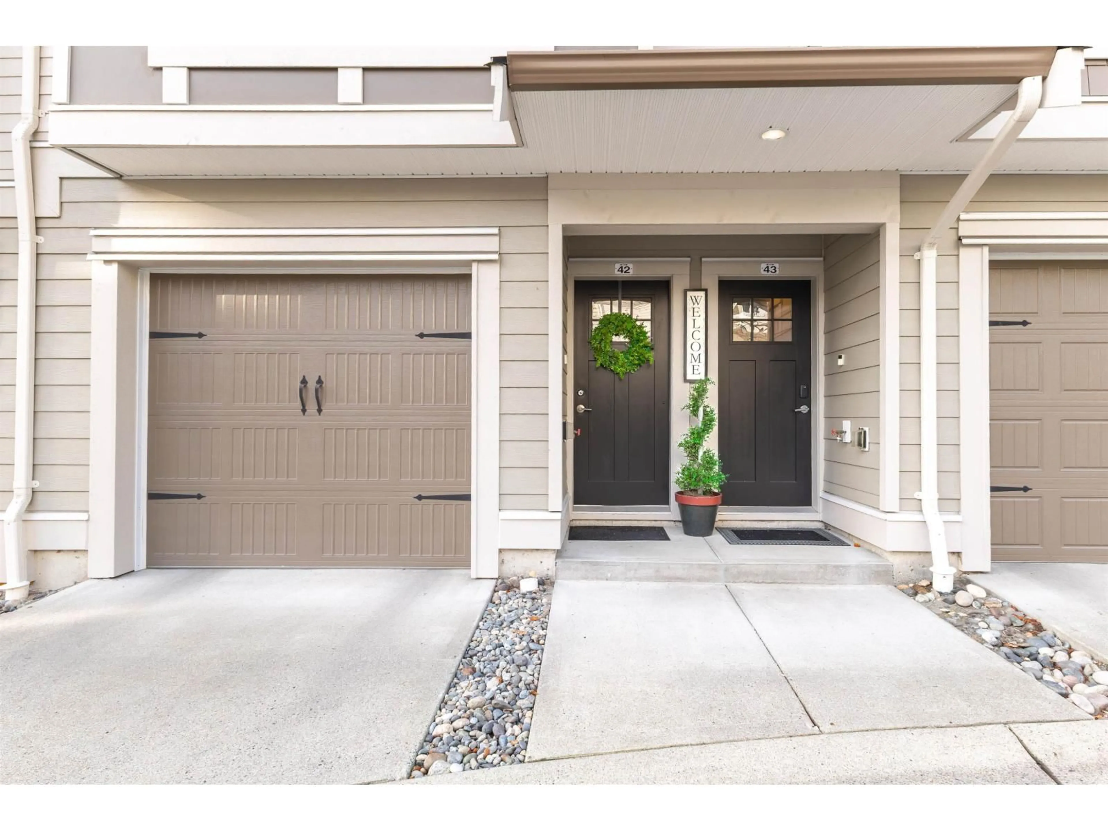 Indoor entryway for 42 - 6591 195A STREET, Surrey British Columbia V4N6N5