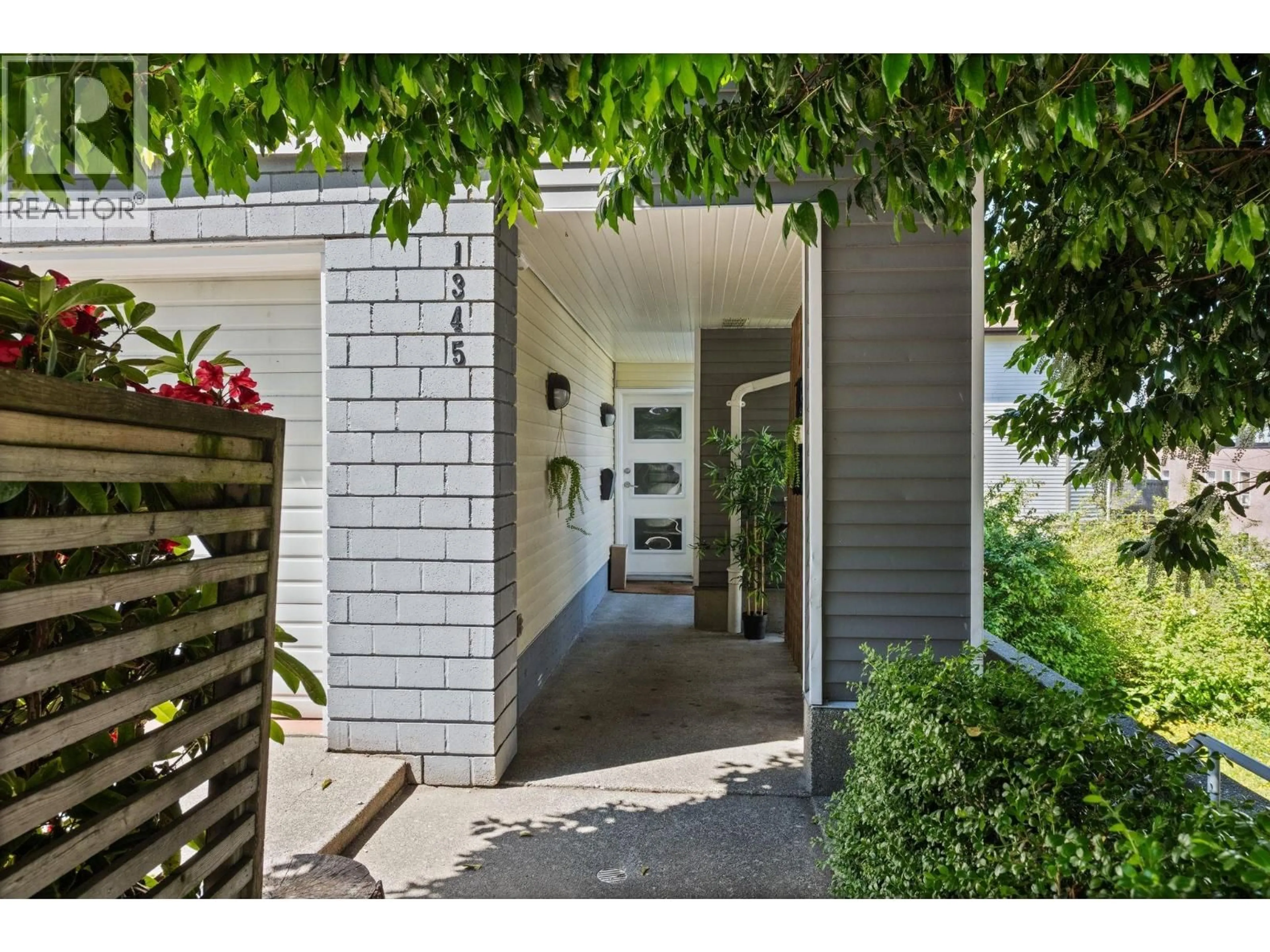 Indoor entryway for 1345 WOODLAND DRIVE, Vancouver British Columbia V5L3S4