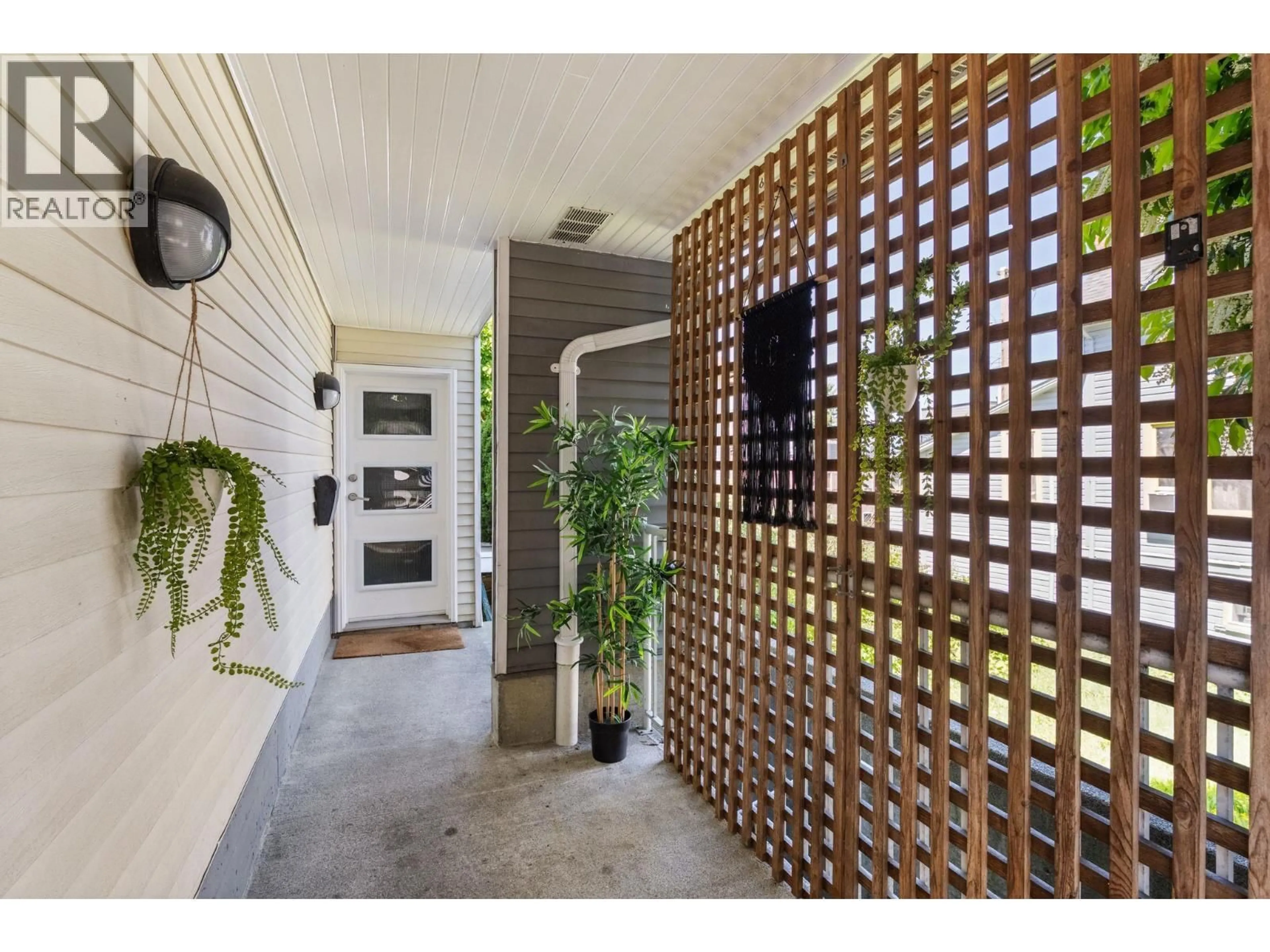 Indoor entryway for 1345 WOODLAND DRIVE, Vancouver British Columbia V5L3S4