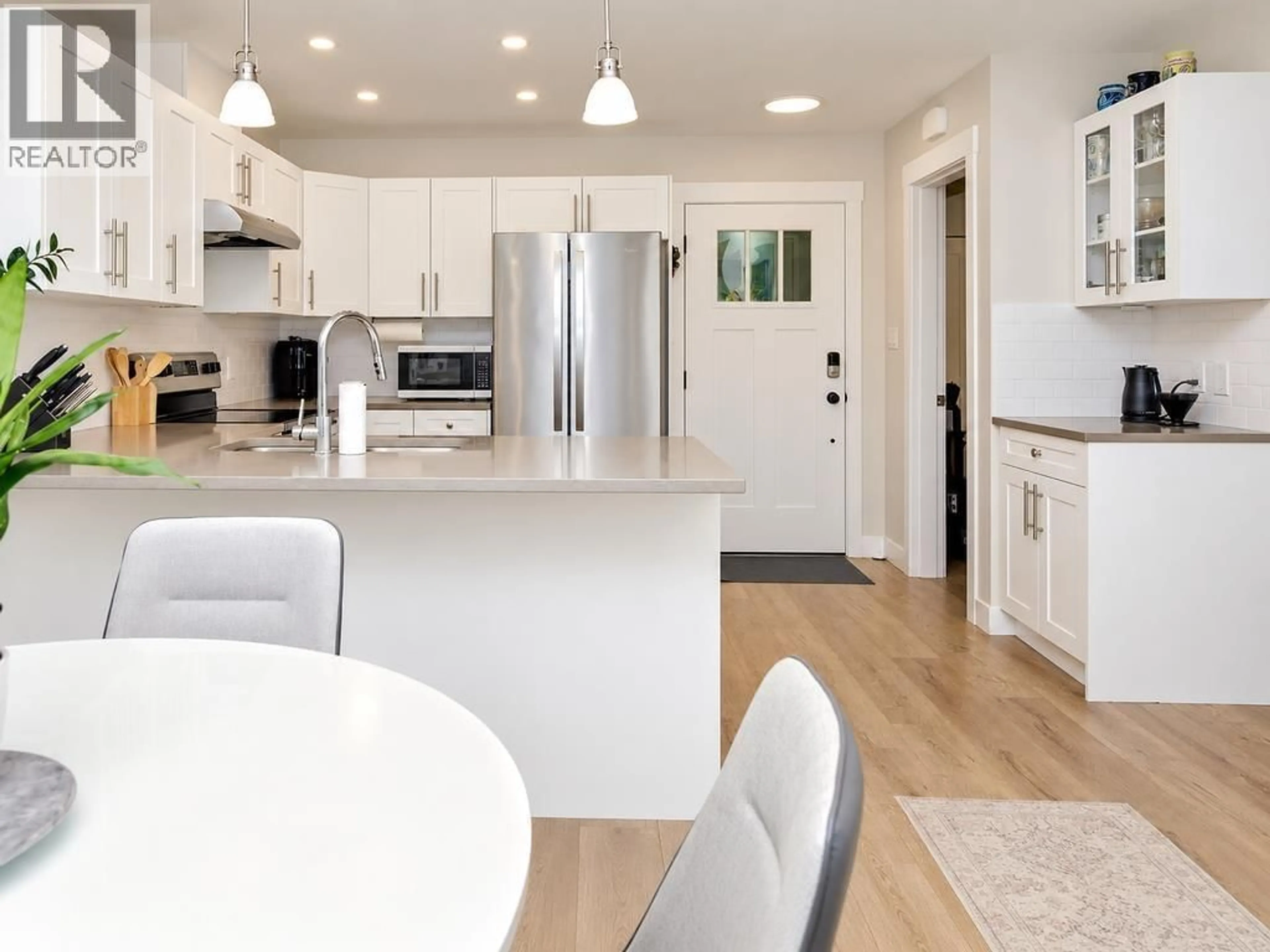 Open concept kitchen, unknown for 1070 CELIA CRESCENT, Gibsons British Columbia V0N1V7