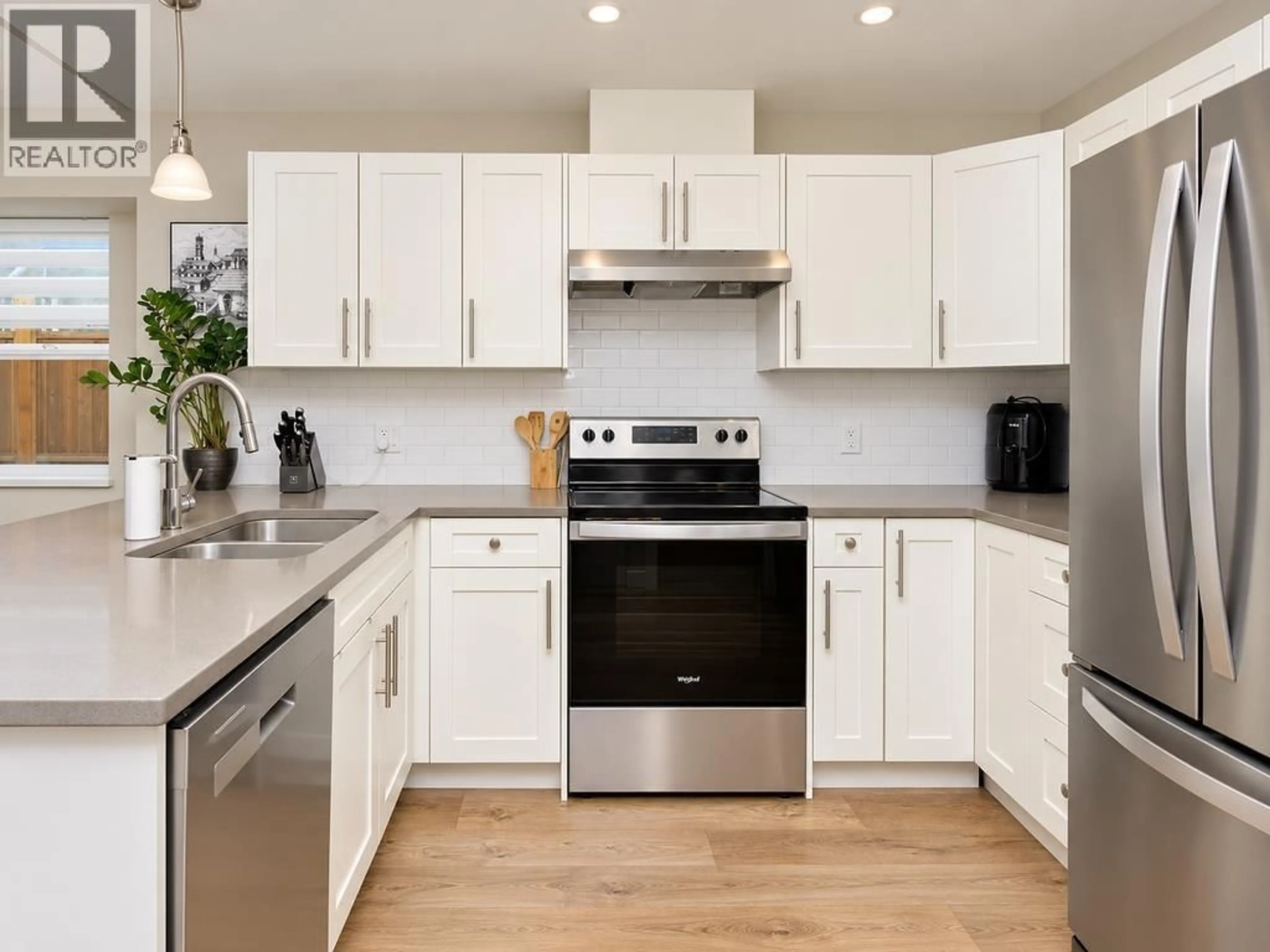 Open concept kitchen, wood/laminate floor for 1070 CELIA CRESCENT, Gibsons British Columbia V0N1V7