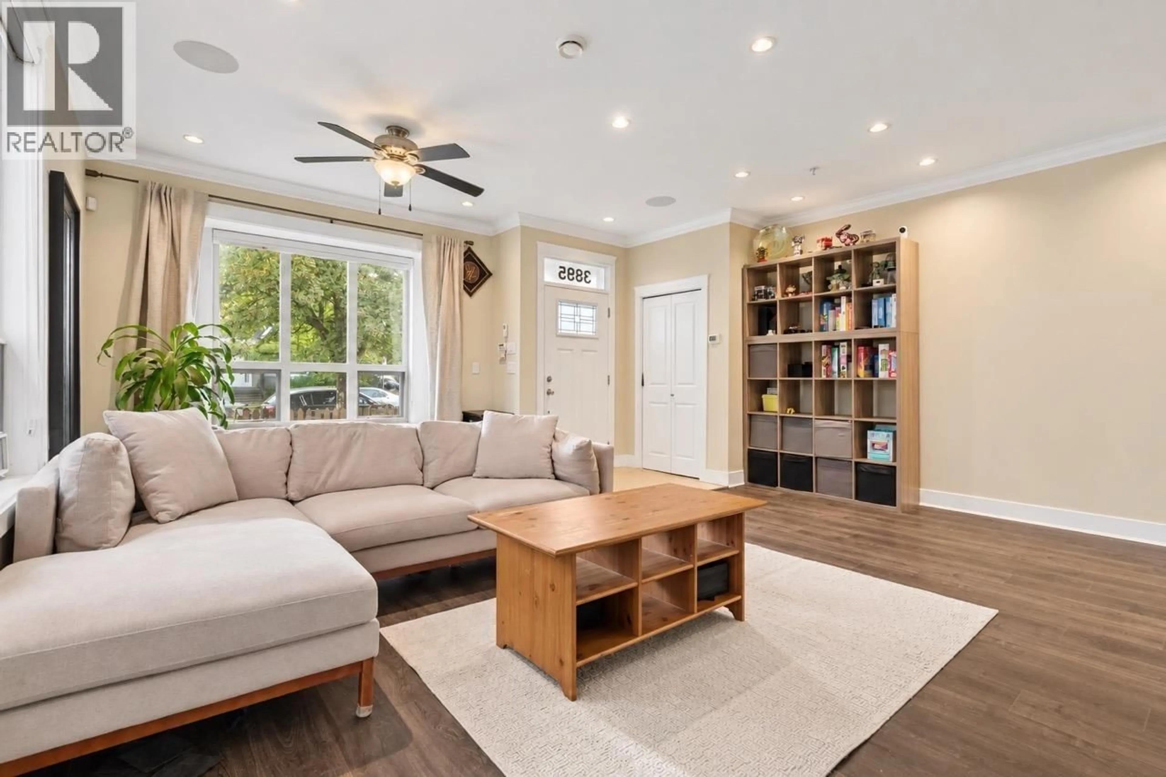 Living room with furniture, unknown for 3895 DUMFRIES STREET, Vancouver British Columbia V5N3S8
