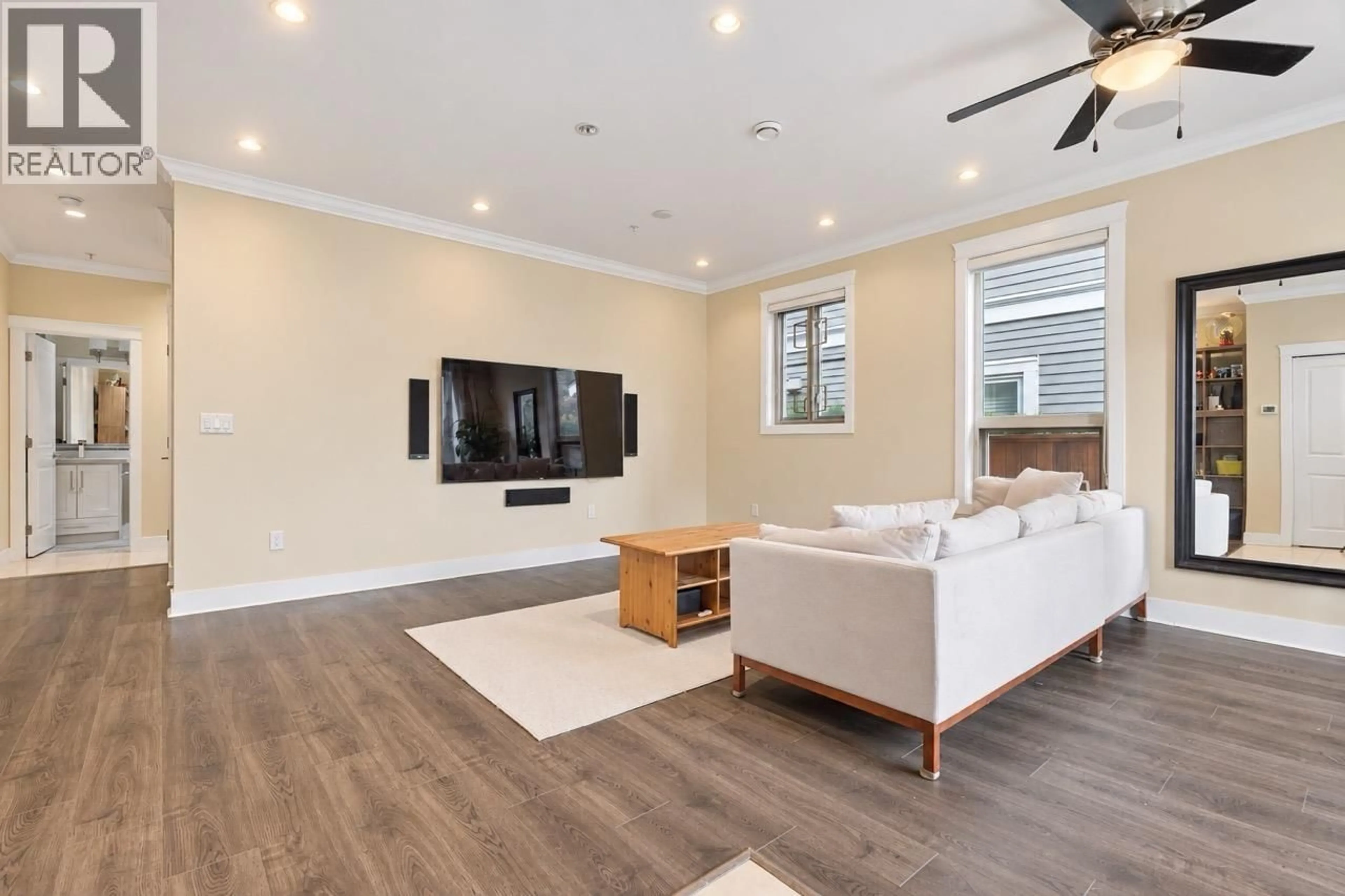 Living room with furniture, wood/laminate floor for 3895 DUMFRIES STREET, Vancouver British Columbia V5N3S8