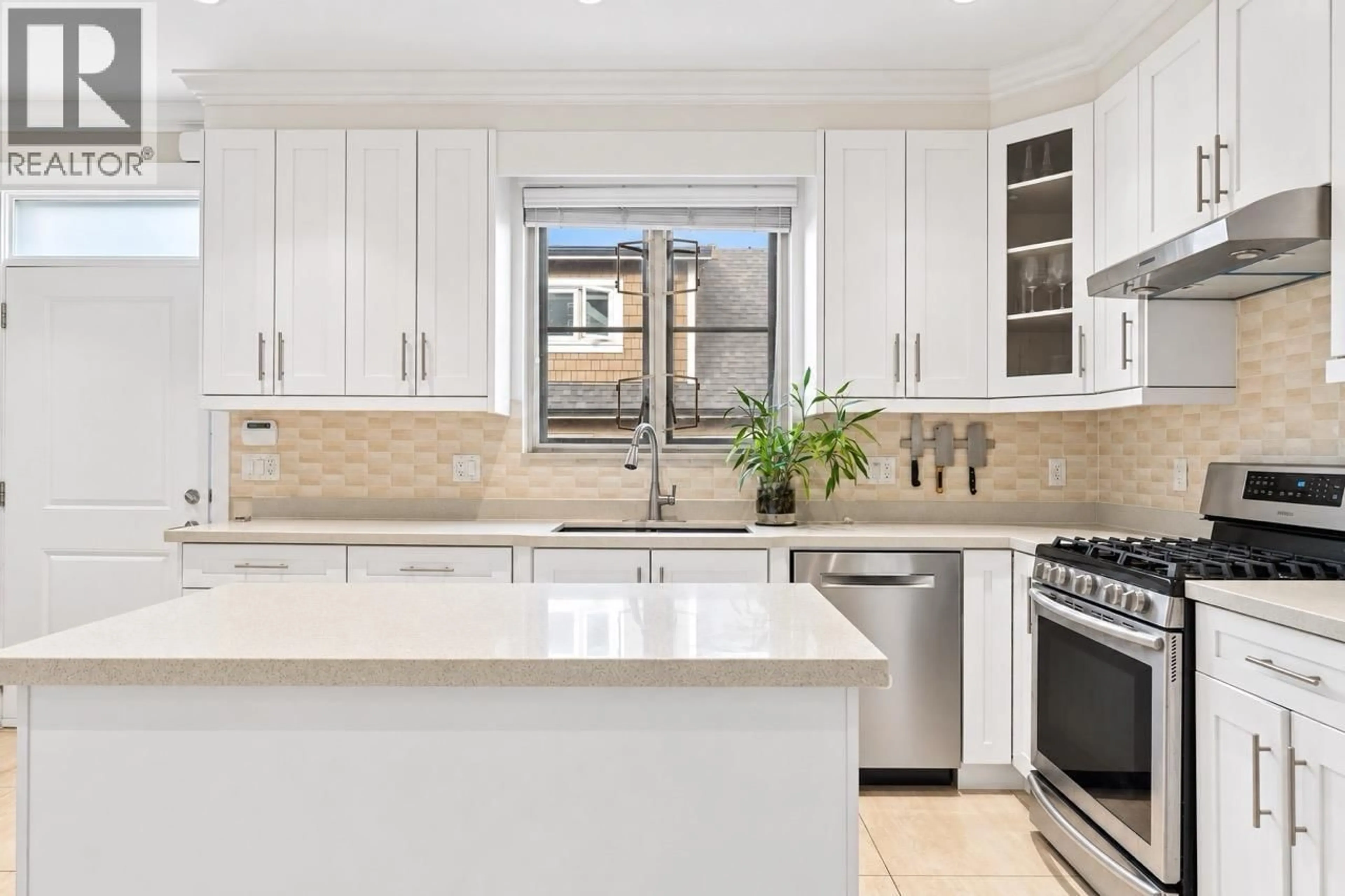 Open concept kitchen, ceramic/tile floor for 3895 DUMFRIES STREET, Vancouver British Columbia V5N3S8