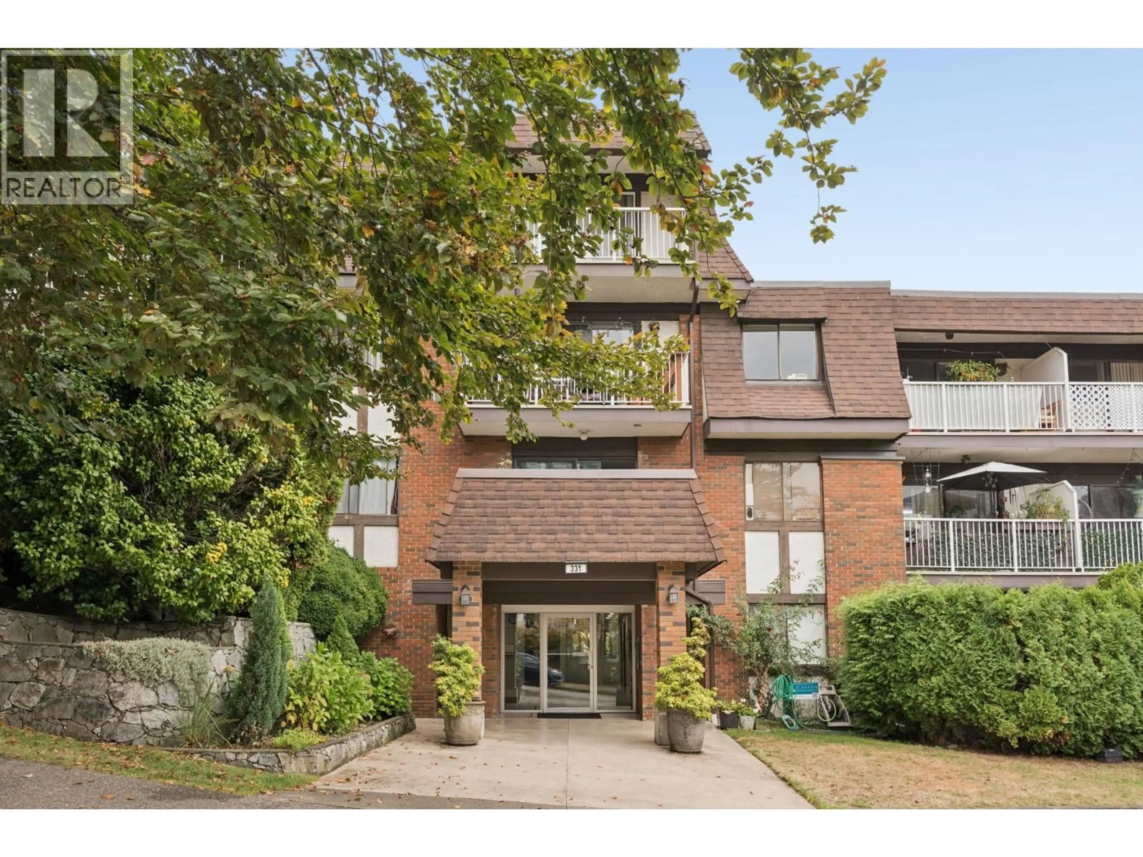 A pic from outside/outdoor area/front of a property/back of a property/a pic from drone, unknown for 204 - 331 KNOX STREET, New Westminster British Columbia V3L3N4