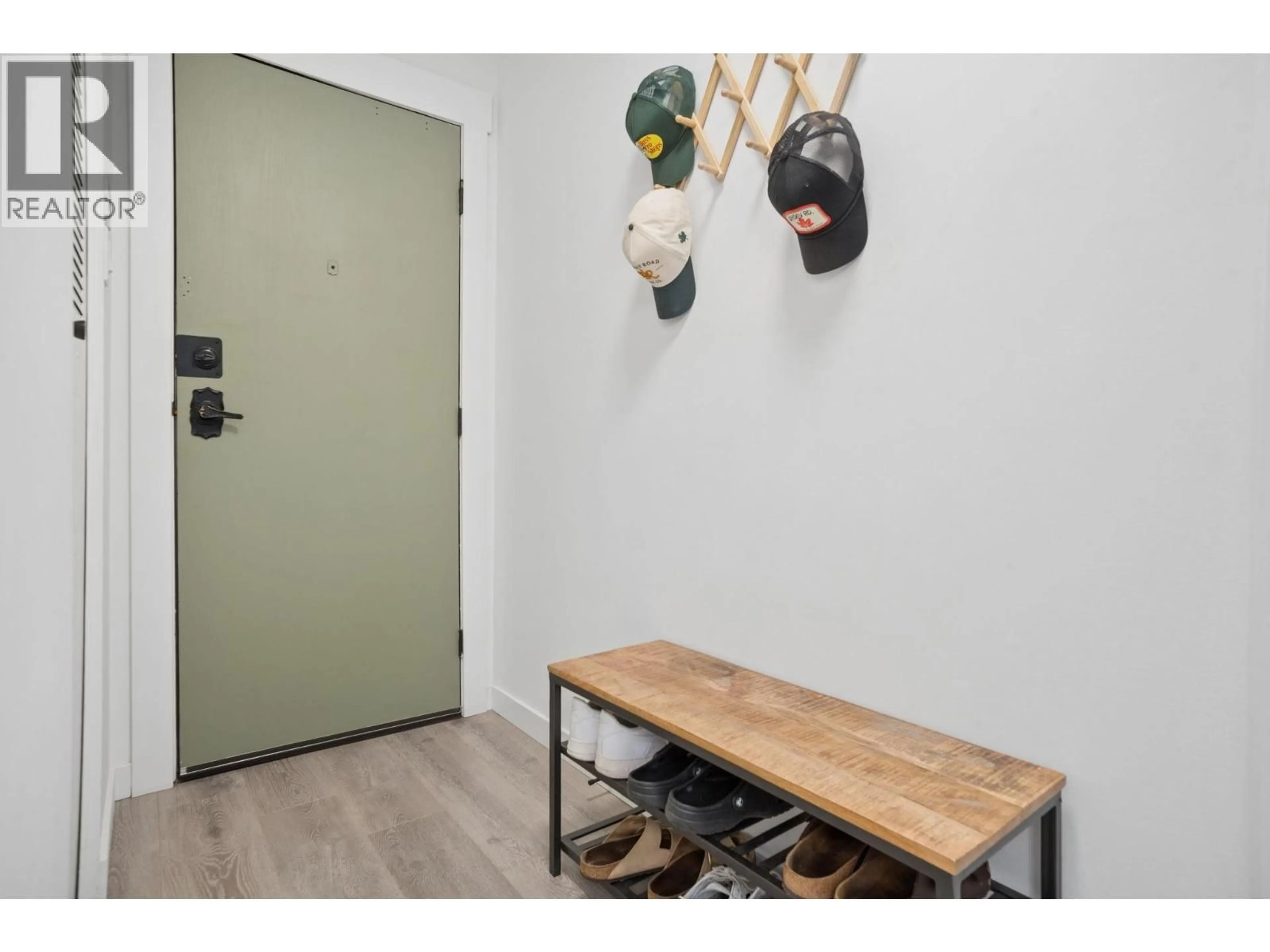 Indoor entryway for 204 - 331 KNOX STREET, New Westminster British Columbia V3L3N4