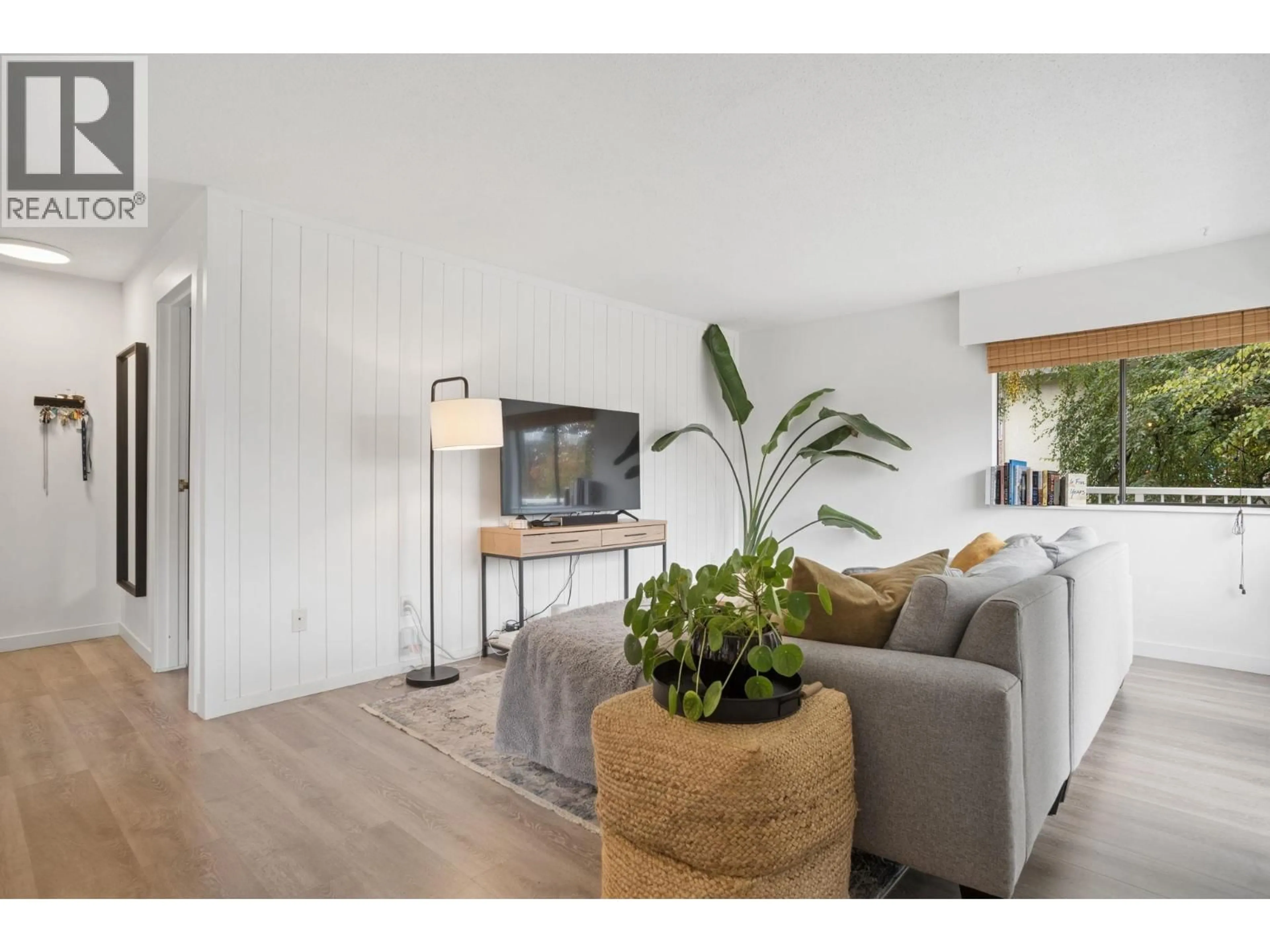 Living room with furniture, wood/laminate floor for 204 - 331 KNOX STREET, New Westminster British Columbia V3L3N4