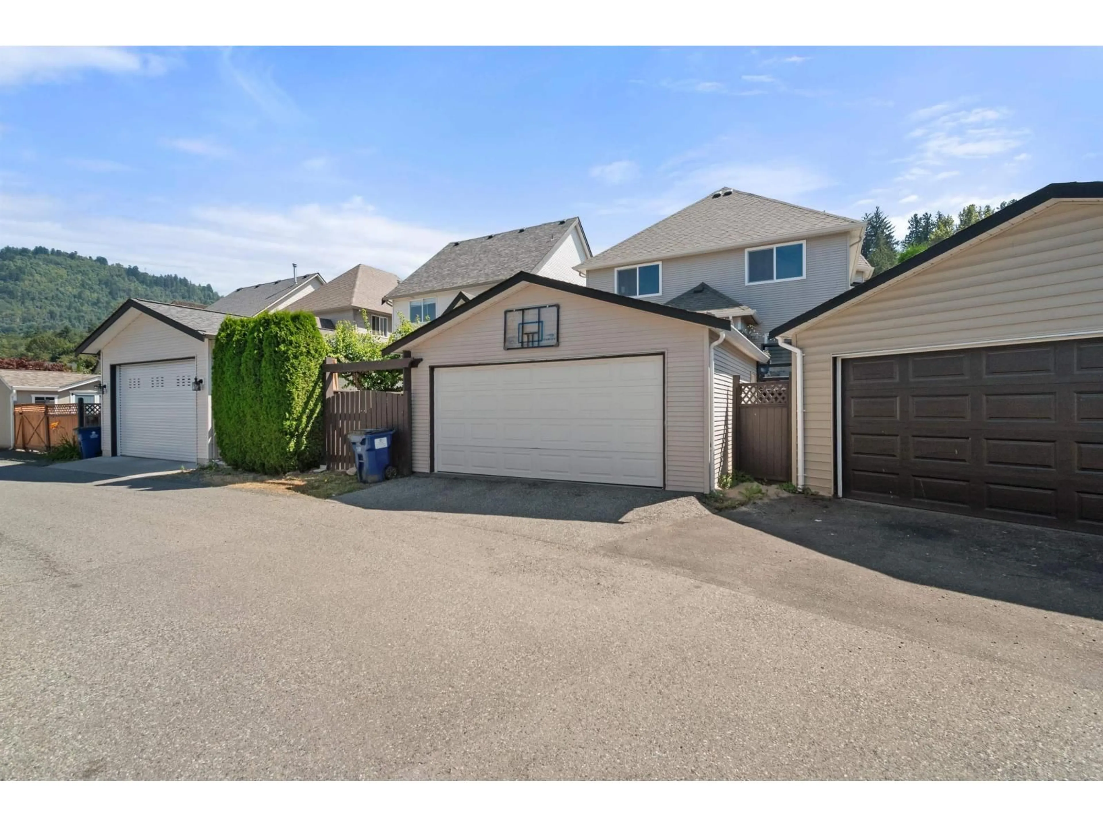 A pic from outside/outdoor area/front of a property/back of a property/a pic from drone, street for 46415 BEDFORD PARKWAY, Chilliwack British Columbia V2R5N4