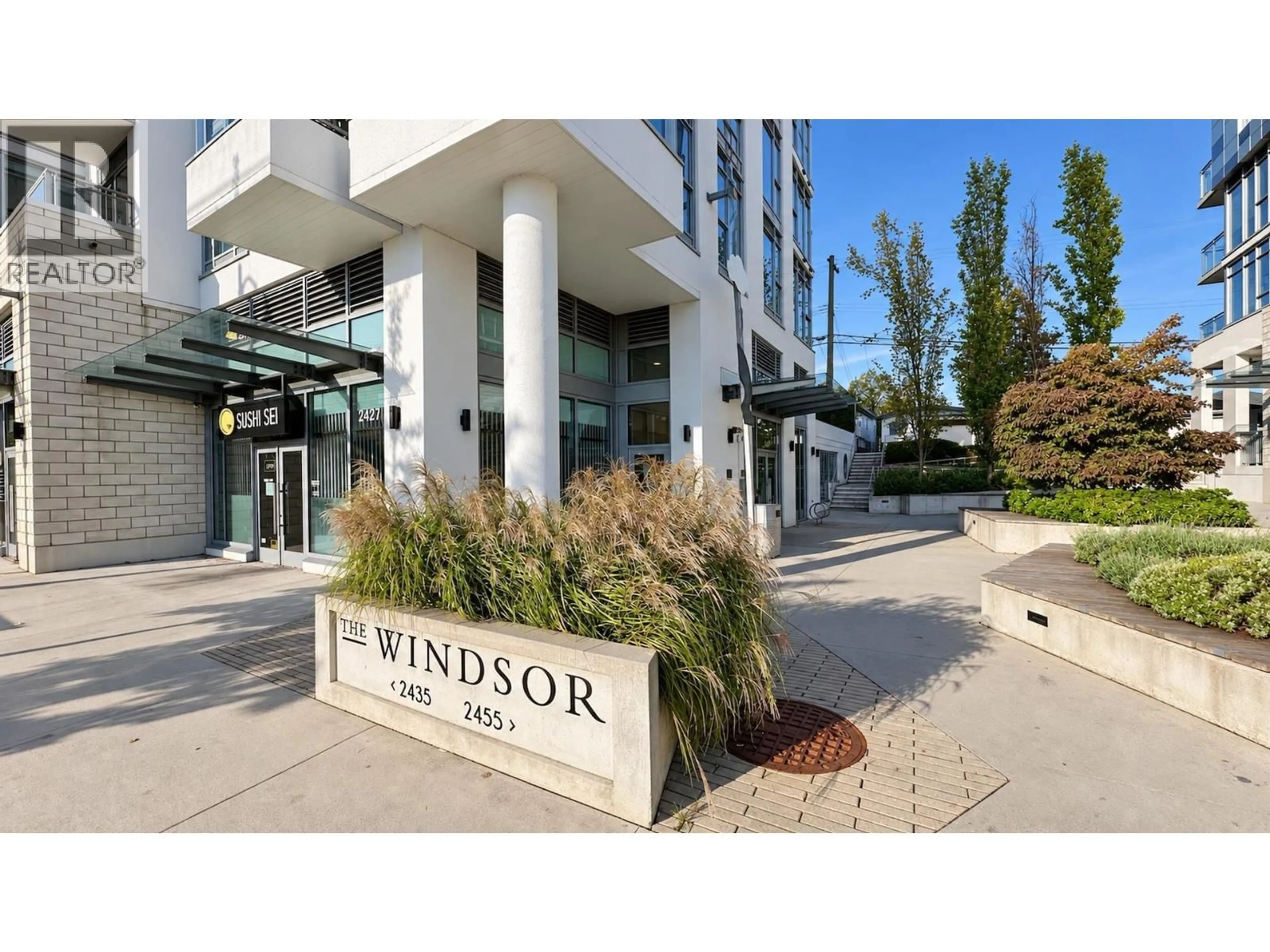 Indoor foyer for 1105 - 2435 KINGSWAY, Vancouver British Columbia V5R5G8
