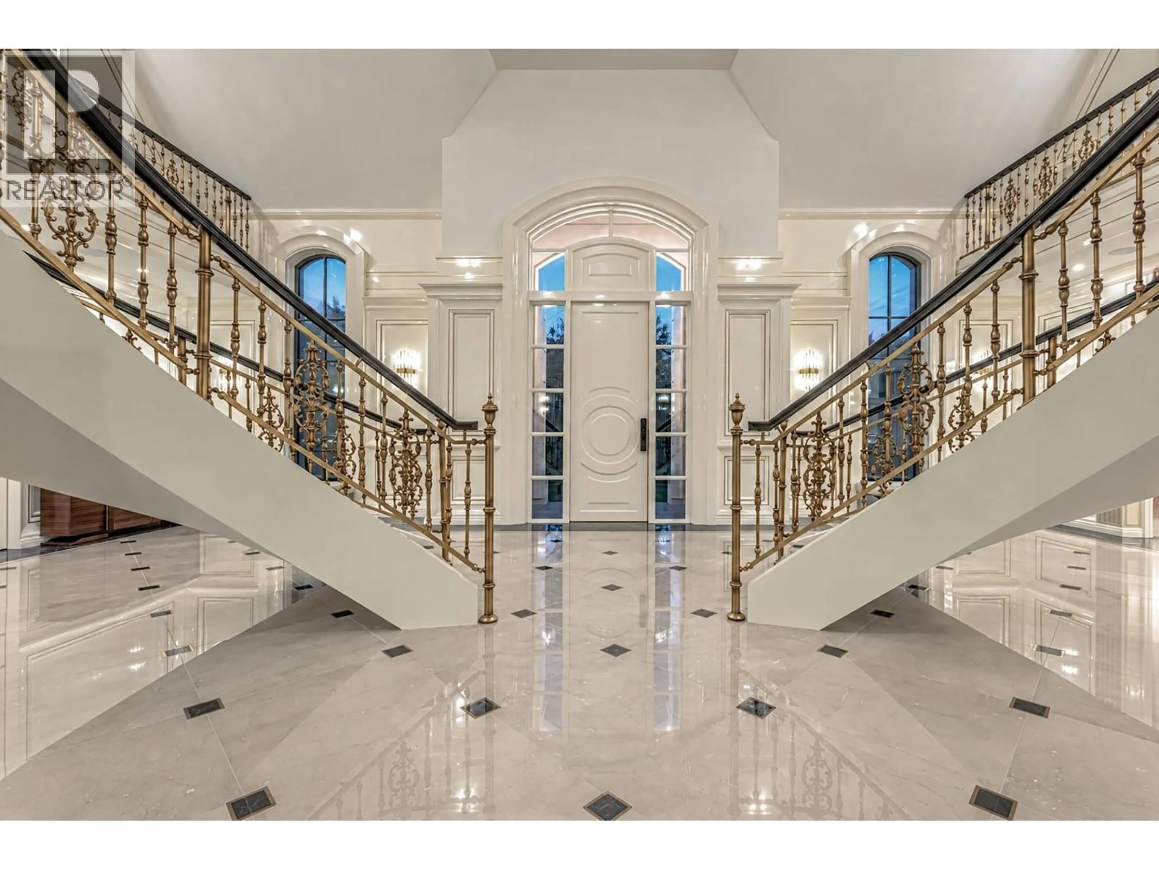 Indoor foyer for 2867 MARINE DRIVE, West Vancouver British Columbia V7V1M1