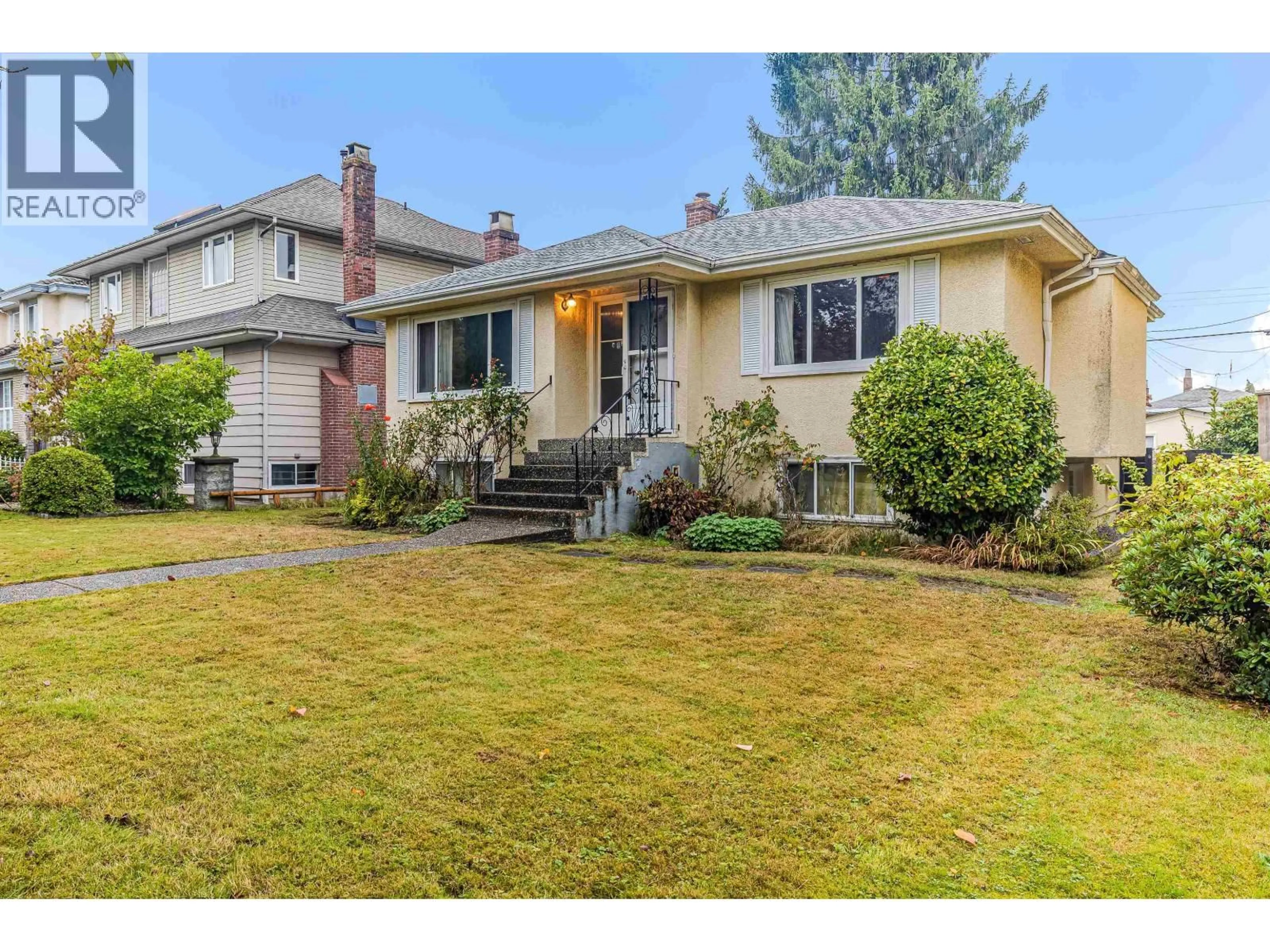 Home with vinyl exterior material, street for 3039 20TH AVENUE, Vancouver British Columbia V6L1H7