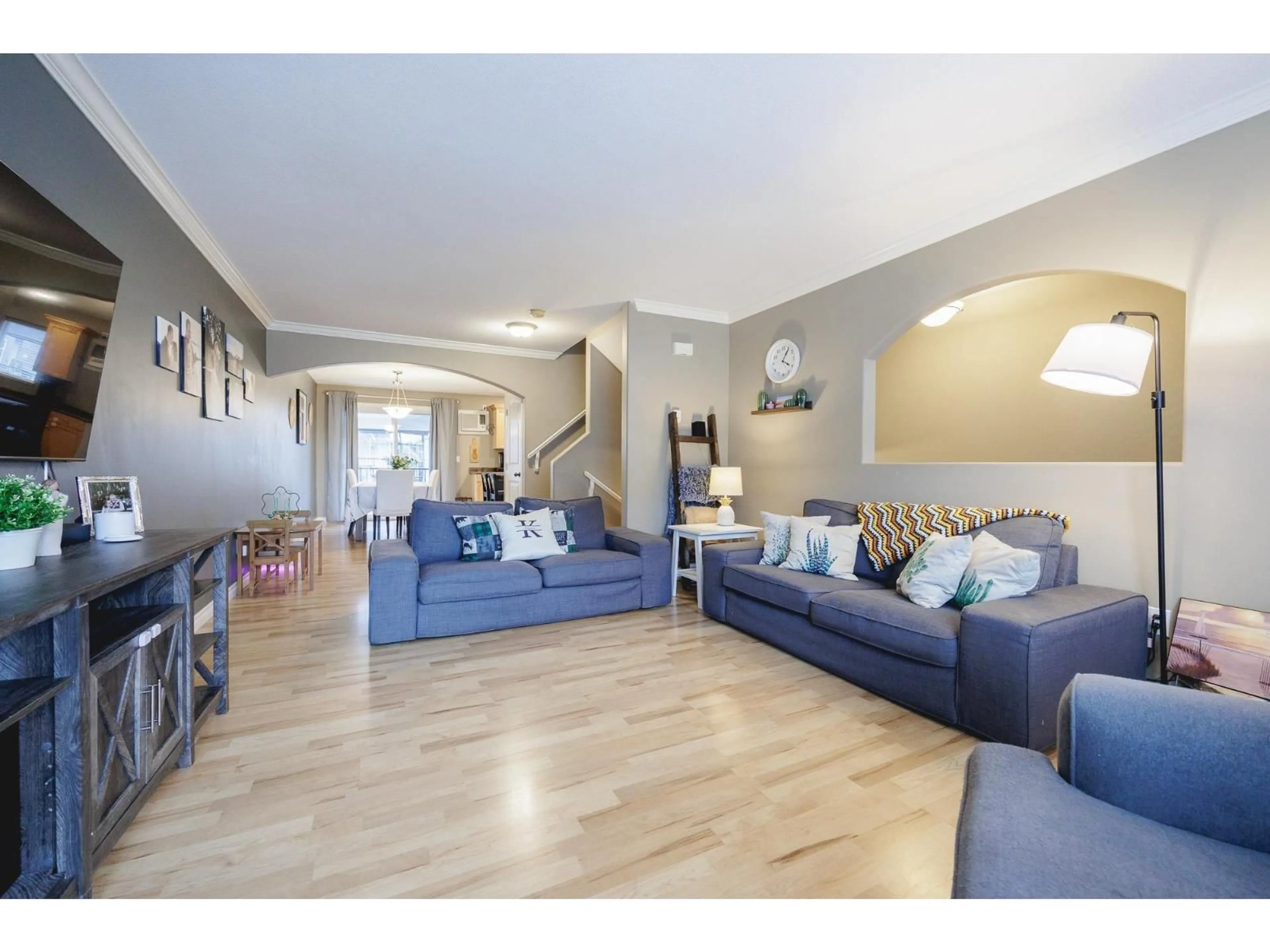 Living room with furniture, wood/laminate floor for 12 - 5965 JINKERSON ROAD, Chilliwack British Columbia V2R5Z7