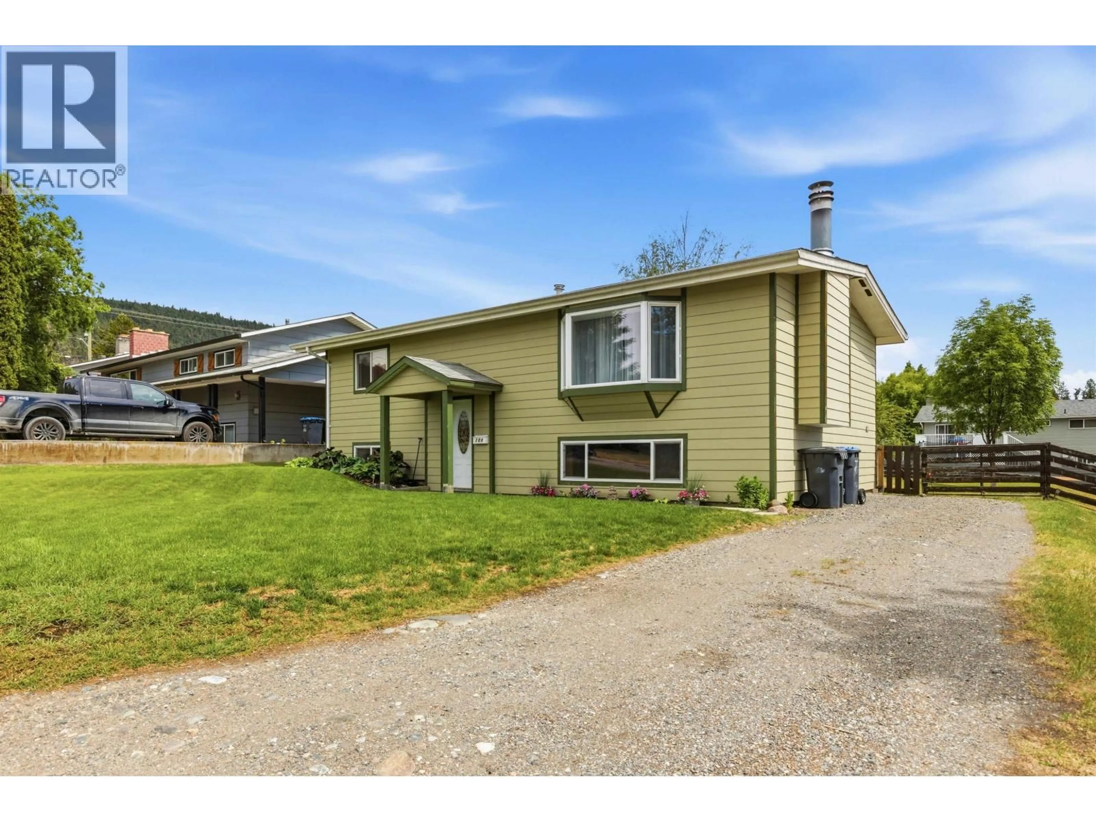 Home with vinyl exterior material, street for 708 SMITH STREET, Williams Lake British Columbia V2G4A5