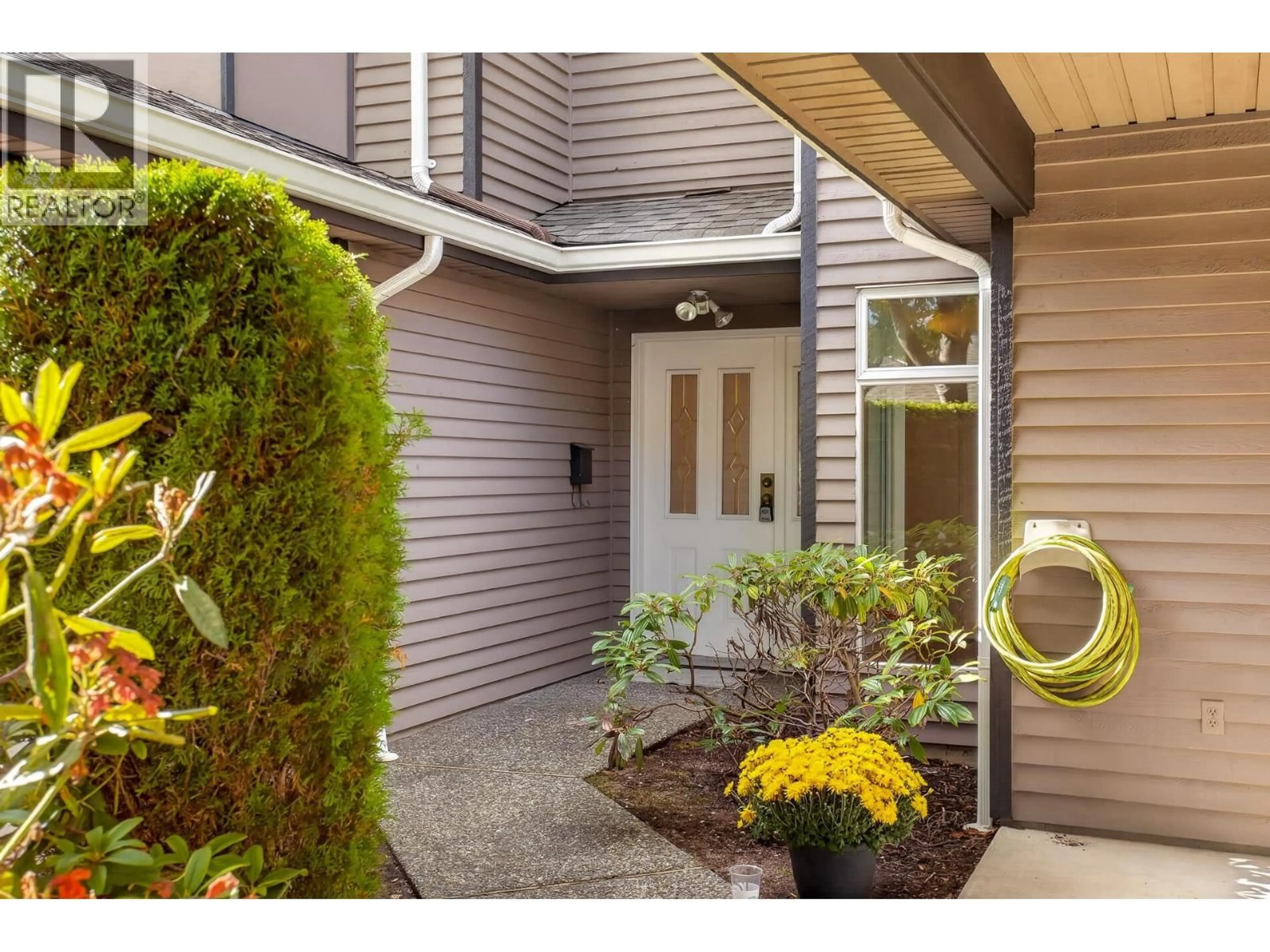 Indoor entryway for 3 - 8540 BLUNDELL ROAD, Richmond British Columbia V6Y3P4