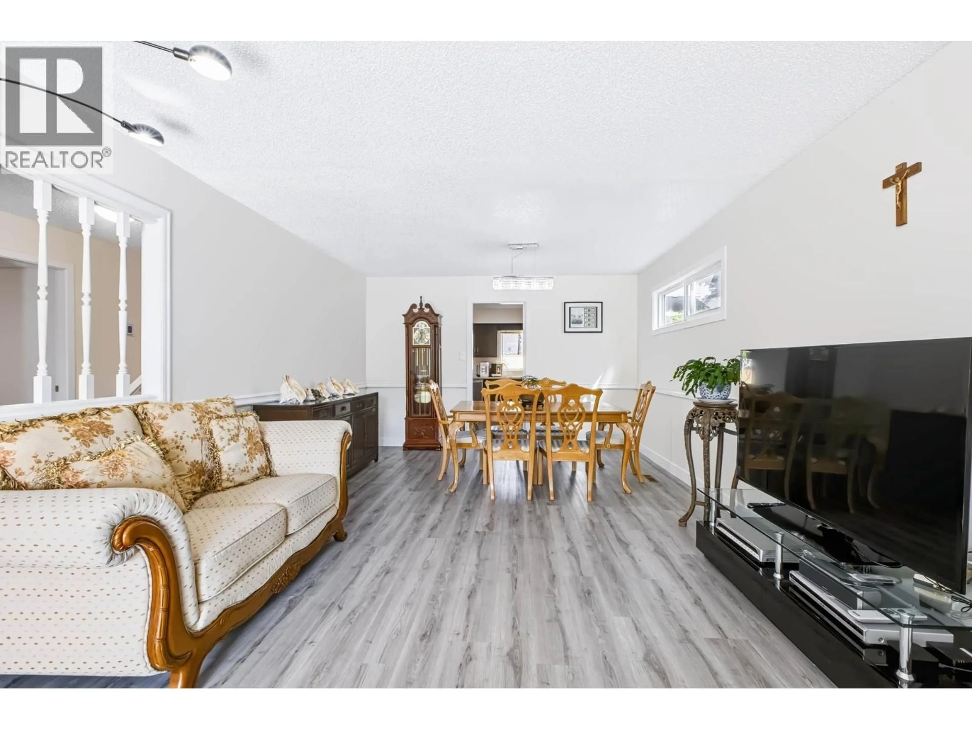 Living room with furniture, wood/laminate floor for 10680 HOLLYMOUNT DRIVE, Richmond British Columbia V7E4Z2