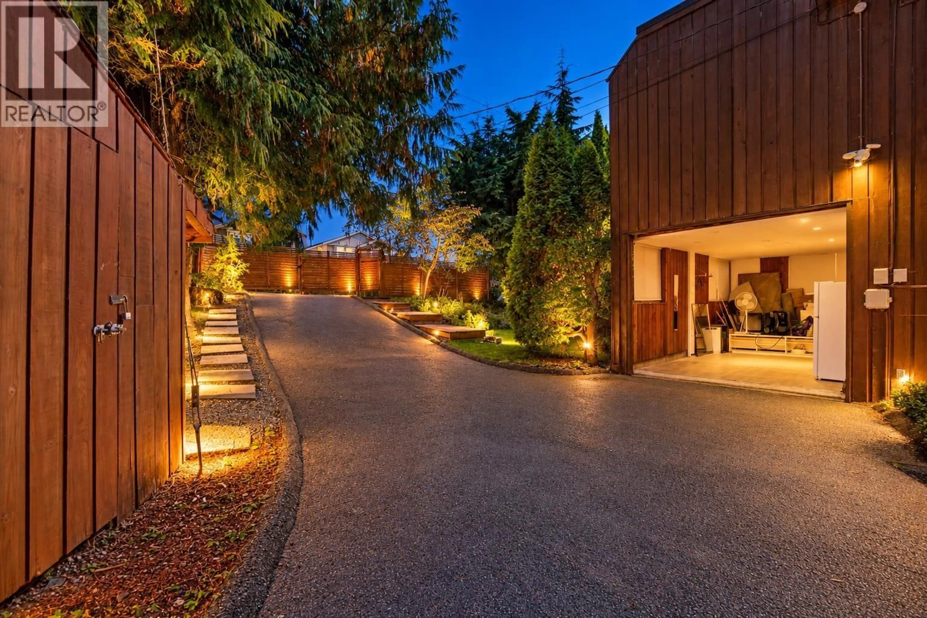Patio, street for 2069 WESTVIEW DRIVE, North Vancouver British Columbia V7M3B1