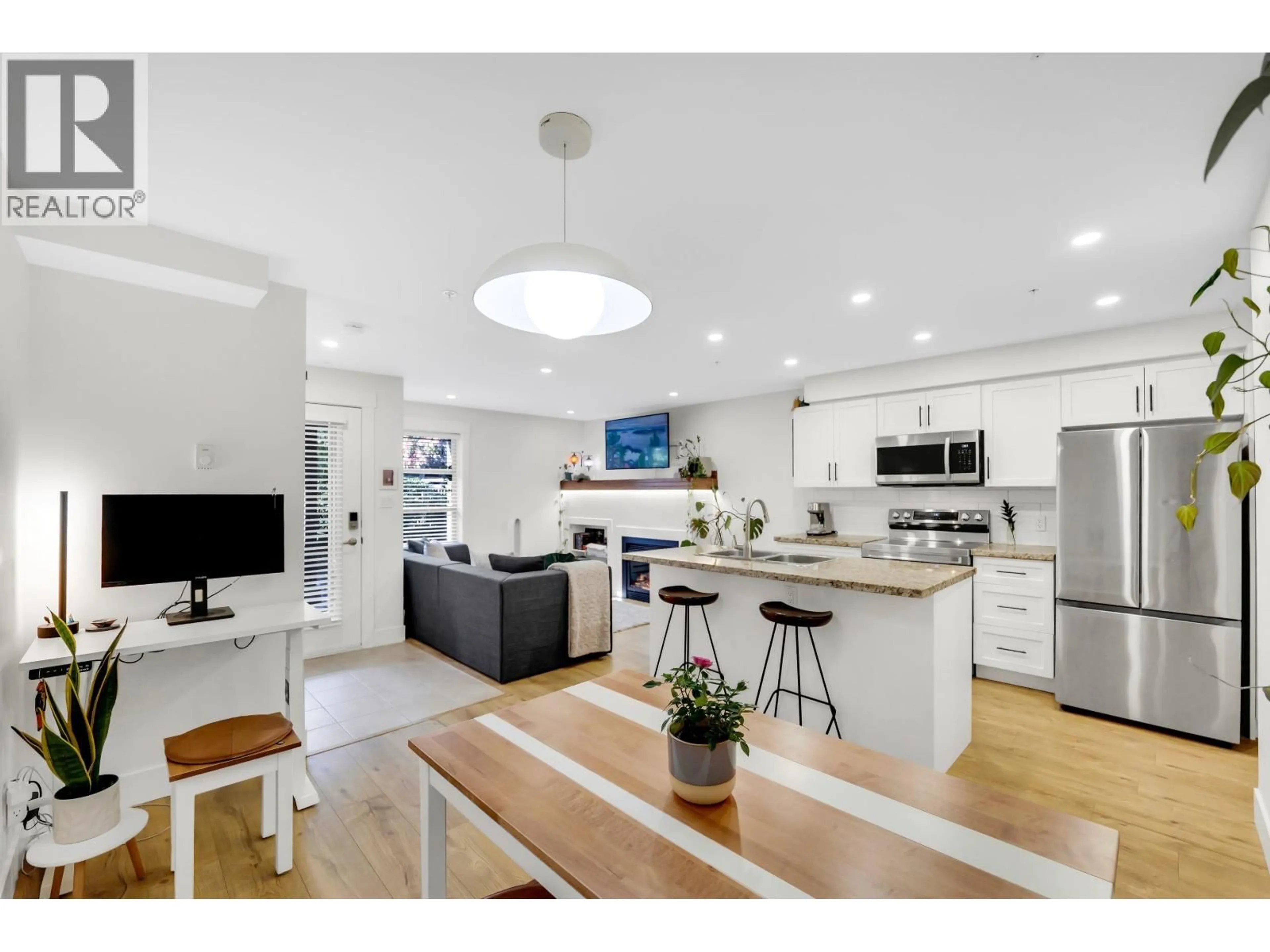 Open concept kitchen, wood/laminate floor for 102 - 1174 WINGTIP PLACE, Squamish British Columbia V8B0N4