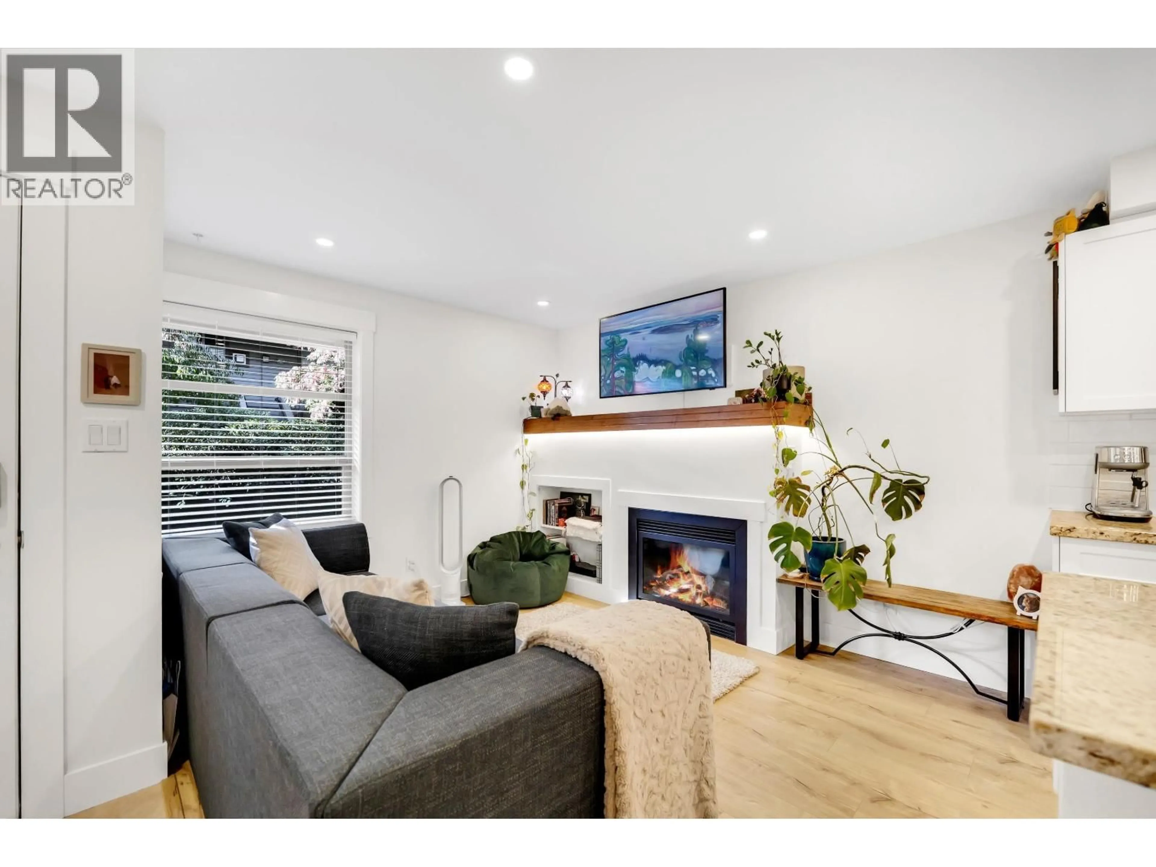 Living room with furniture, wood/laminate floor for 102 - 1174 WINGTIP PLACE, Squamish British Columbia V8B0N4