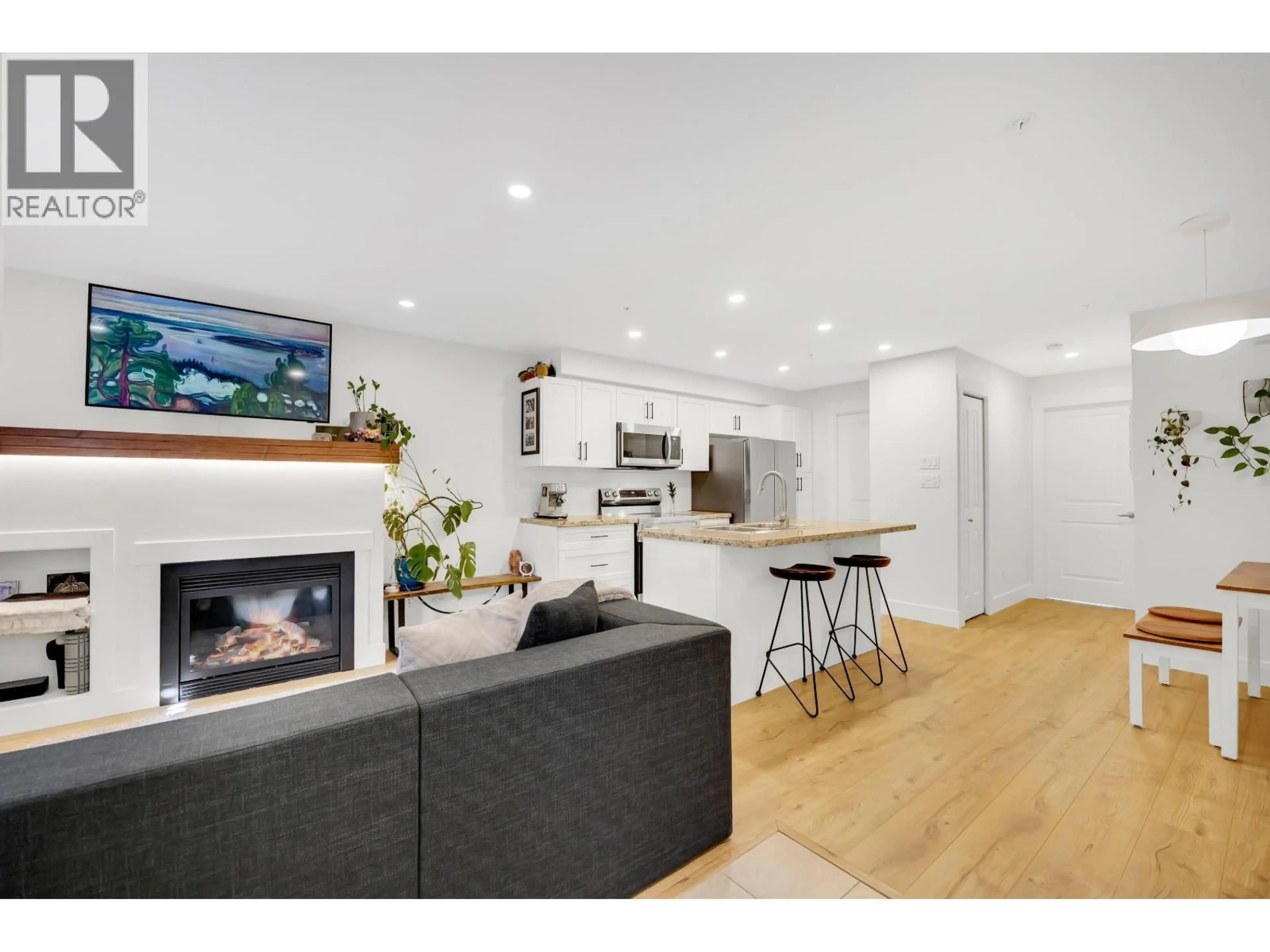 Open concept kitchen, wood/laminate floor for 102 - 1174 WINGTIP PLACE, Squamish British Columbia V8B0N4