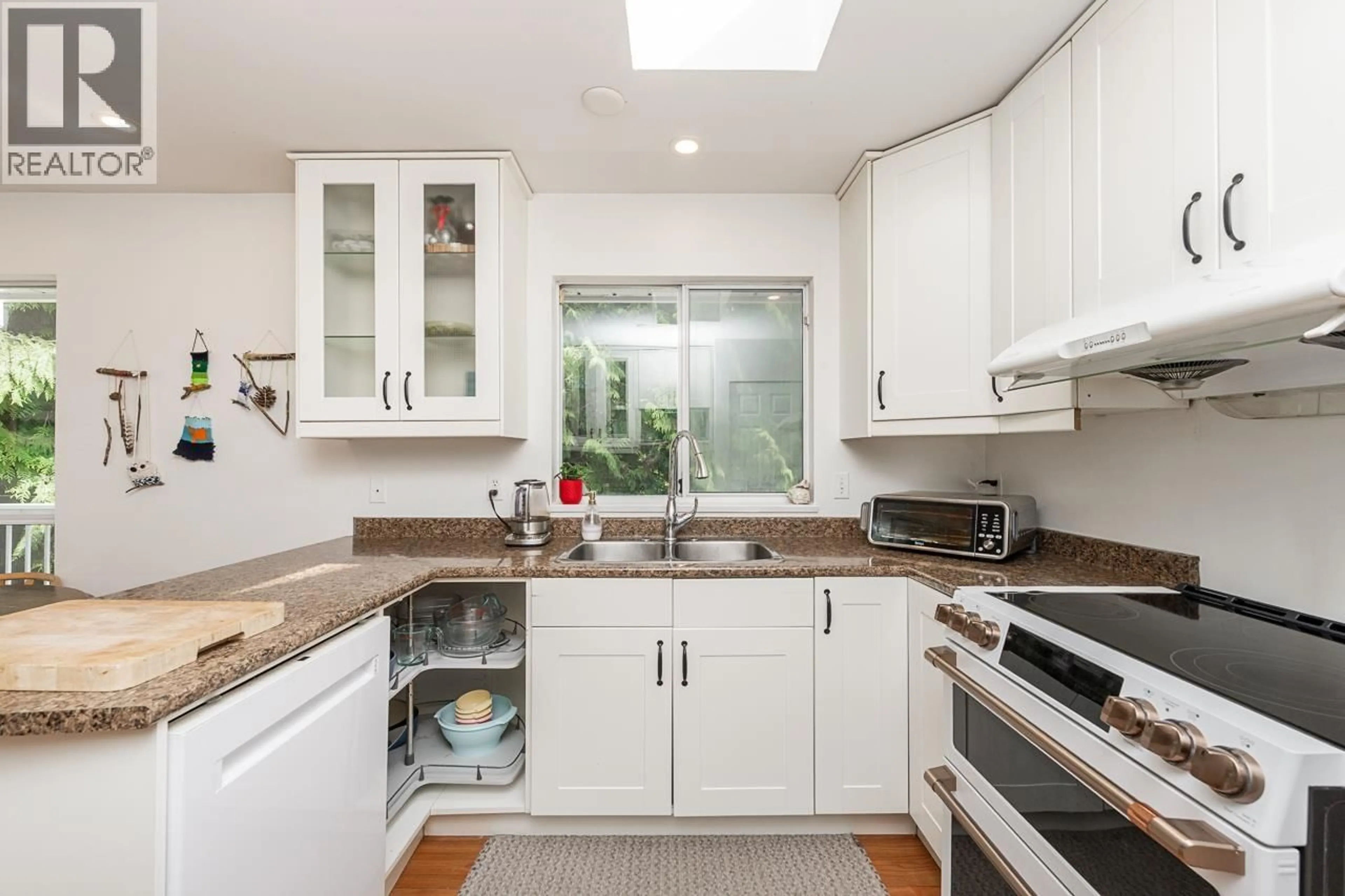 Standard kitchen, ceramic/tile floor for 1221 ROCHESTER AVENUE, Coquitlam British Columbia V3K2X3