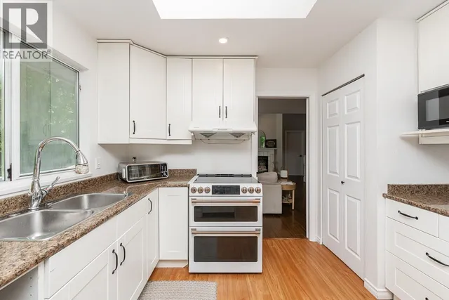 1221 ROCHESTER AVENUE, Coquitlam 5