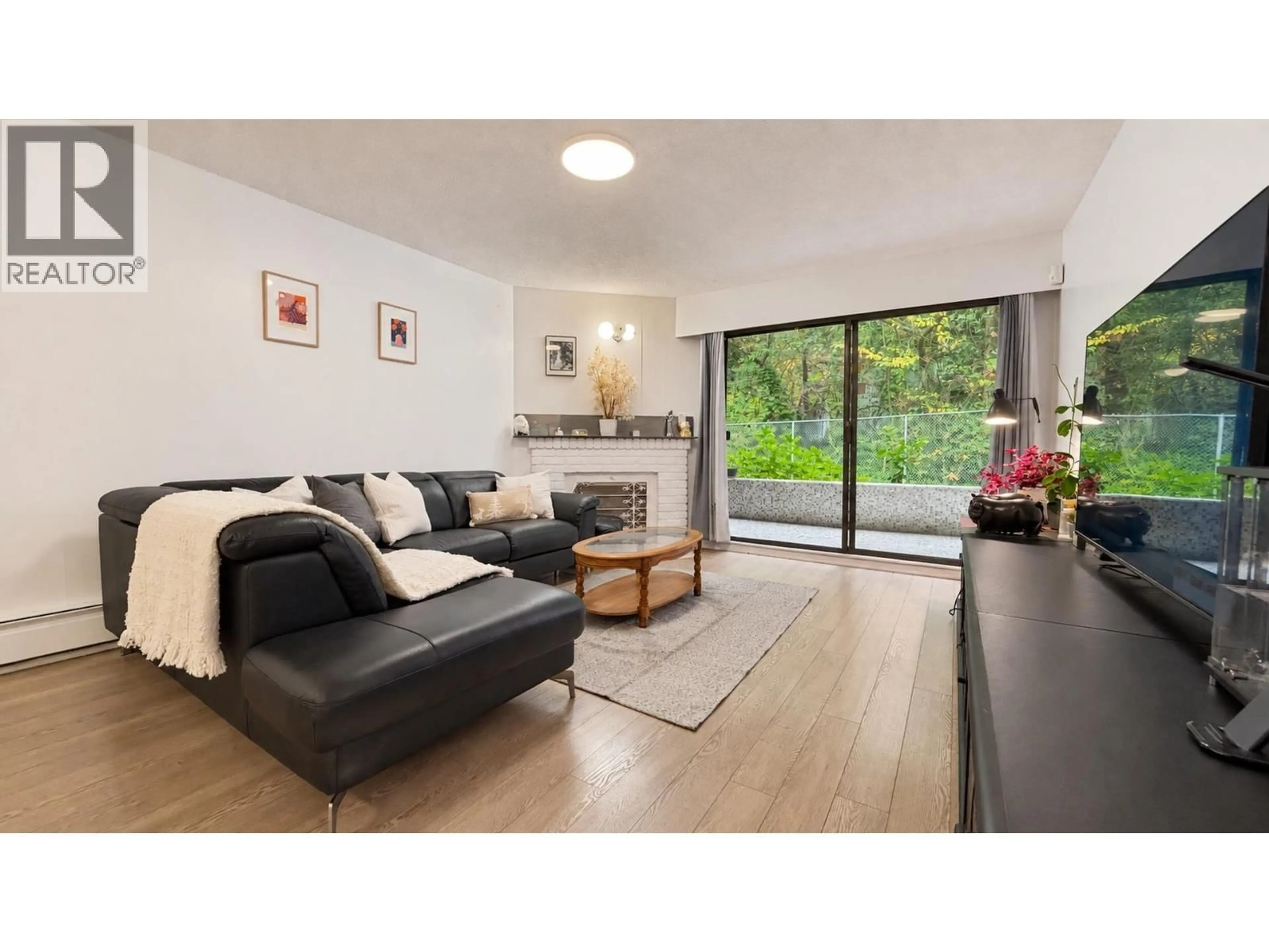 Living room with furniture, wood/laminate floor for 124 - 9101 HORNE STREET, Burnaby British Columbia V3N4M3