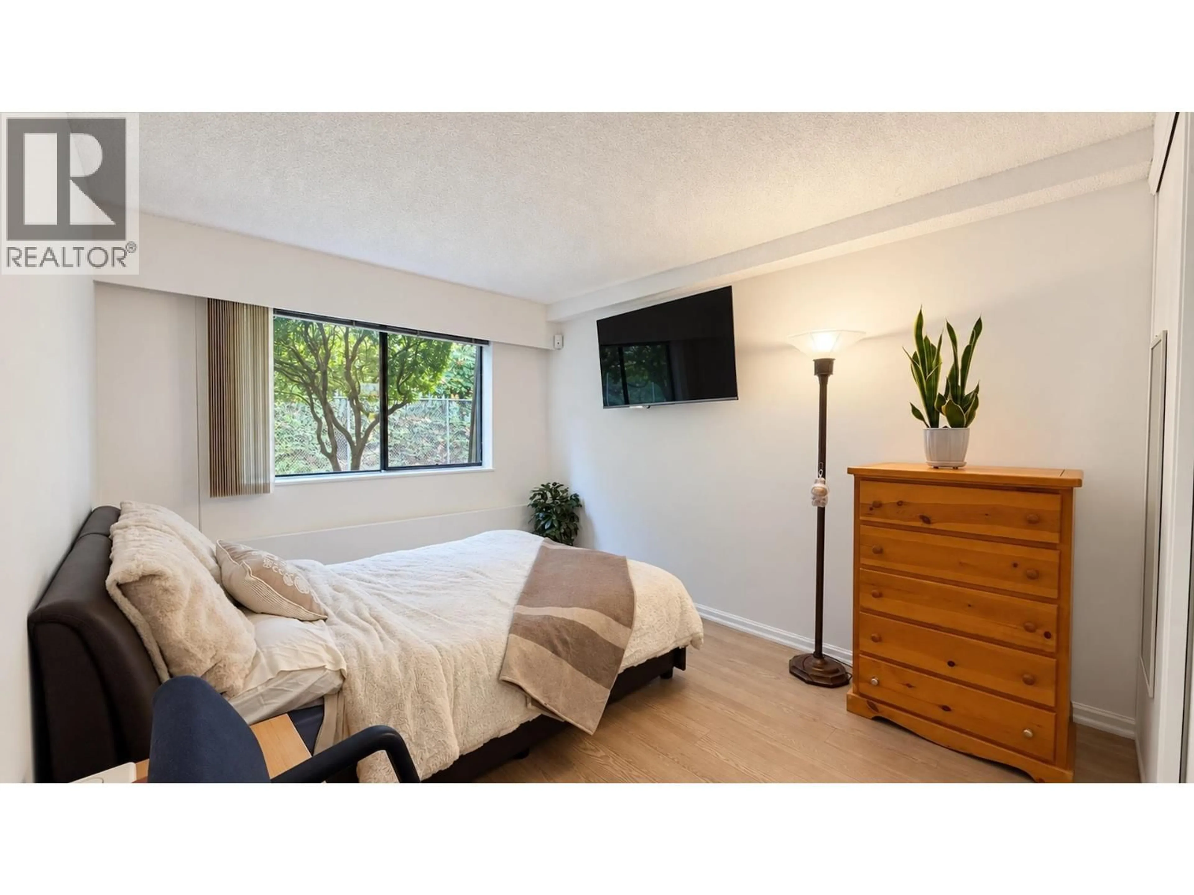 Bedroom with bed, wood/laminate floor for 124 - 9101 HORNE STREET, Burnaby British Columbia V3N4M3
