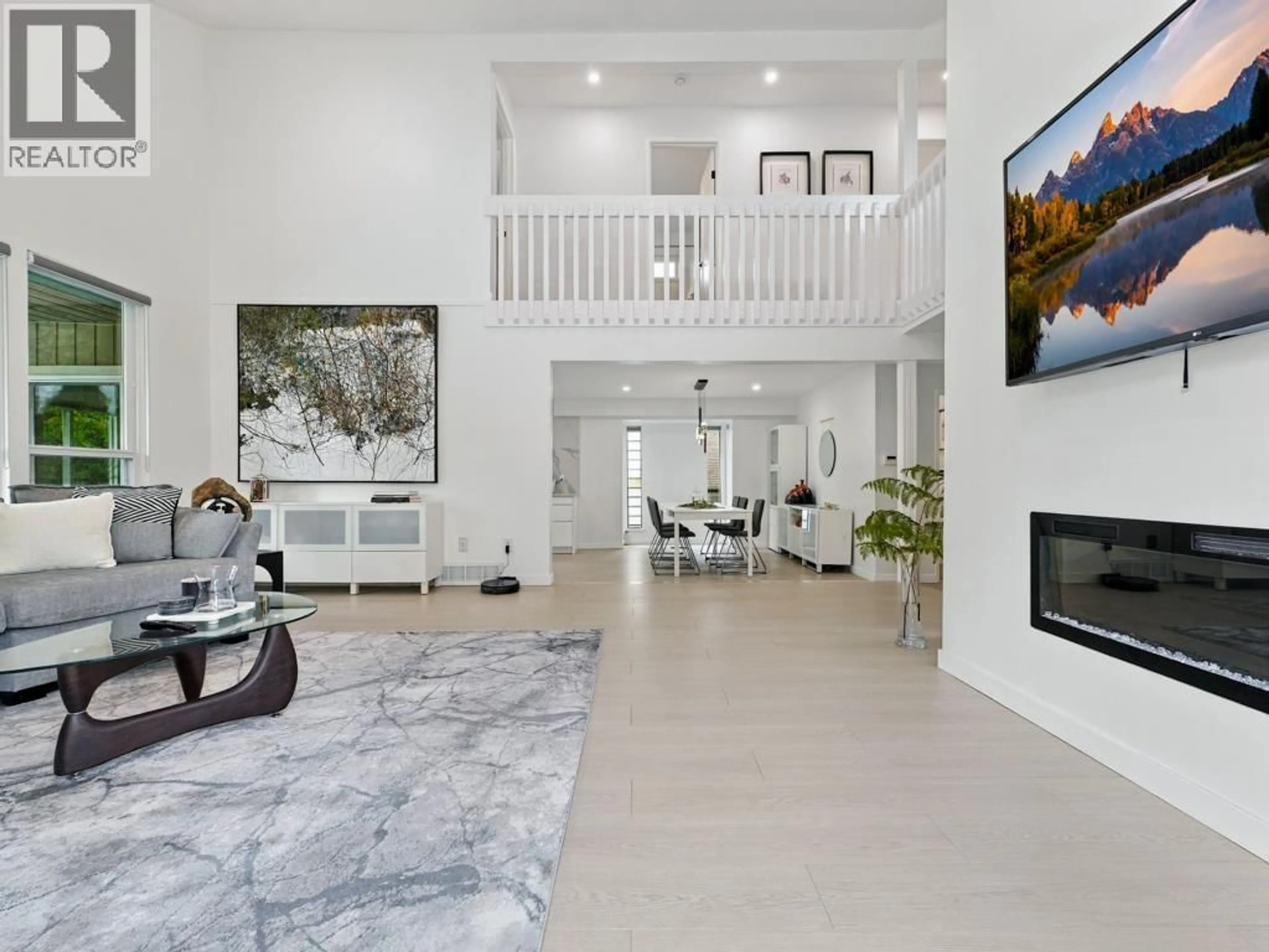 Indoor foyer for 2045 KIRKSTONE ROAD, North Vancouver British Columbia V7J3M9