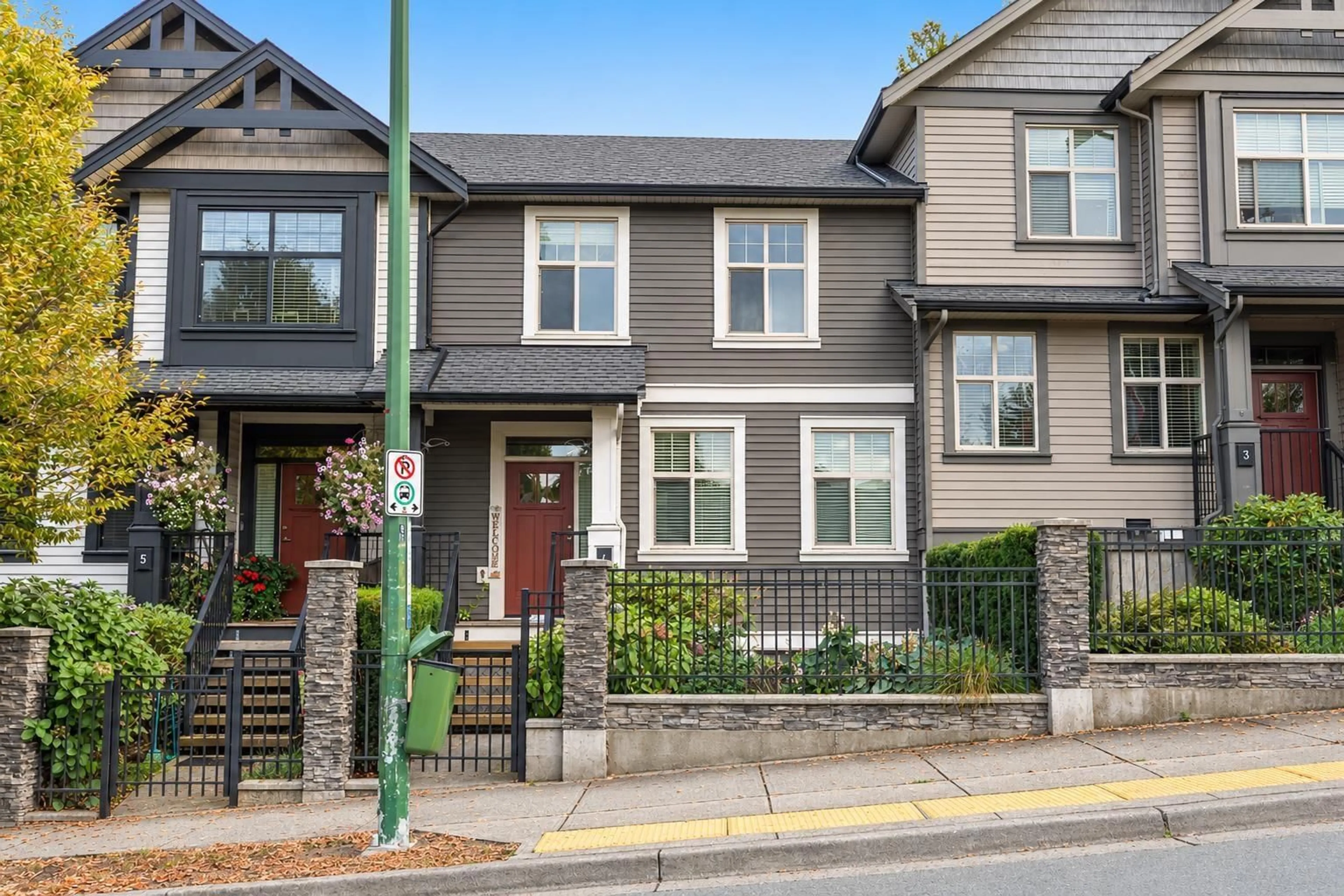 Home with vinyl exterior material, street for 4 - 35298 MARSHALL ROAD, Abbotsford British Columbia V3G0E2