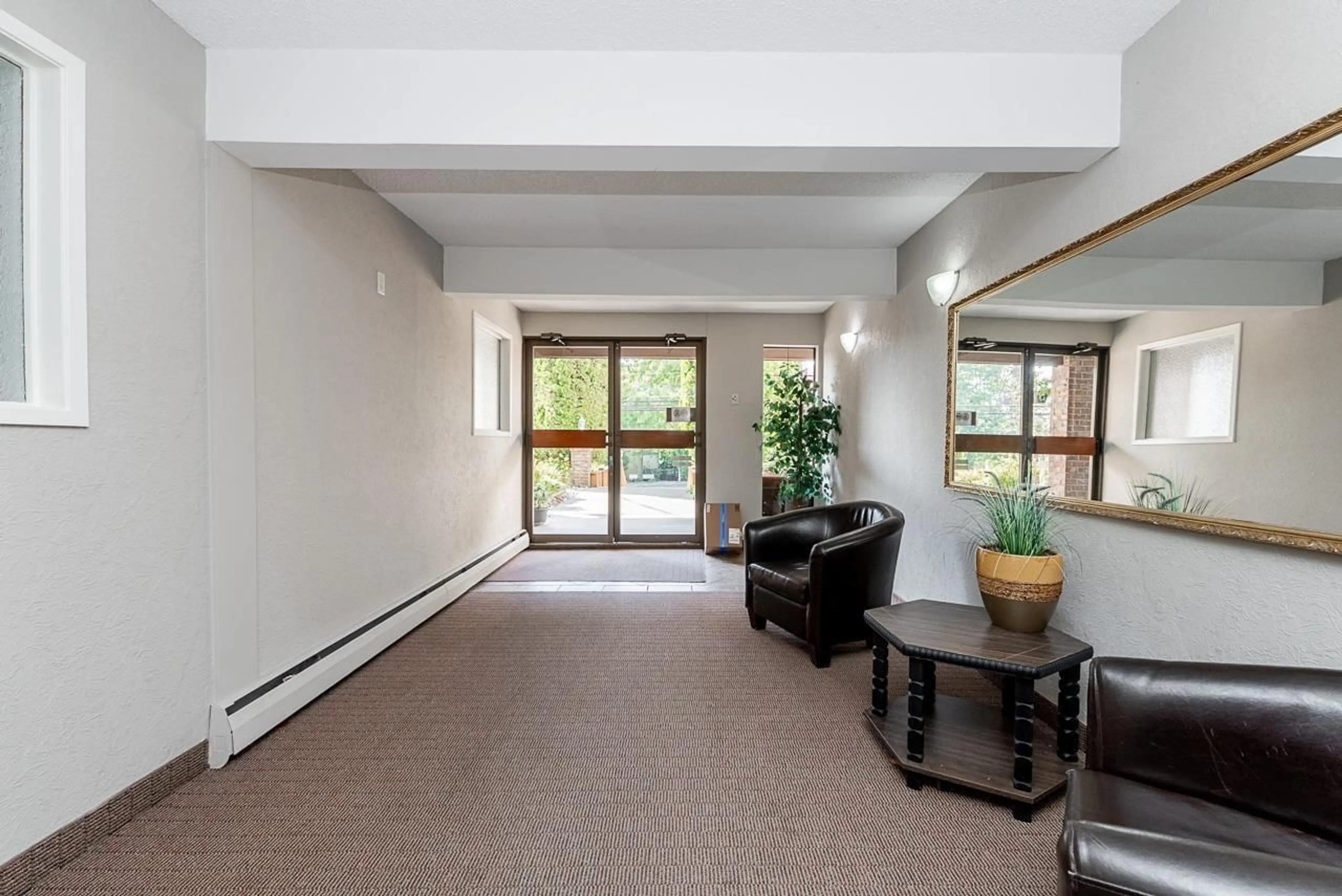 Indoor foyer for 108 - 1444 MARTIN STREET, White Rock British Columbia V4B3W7