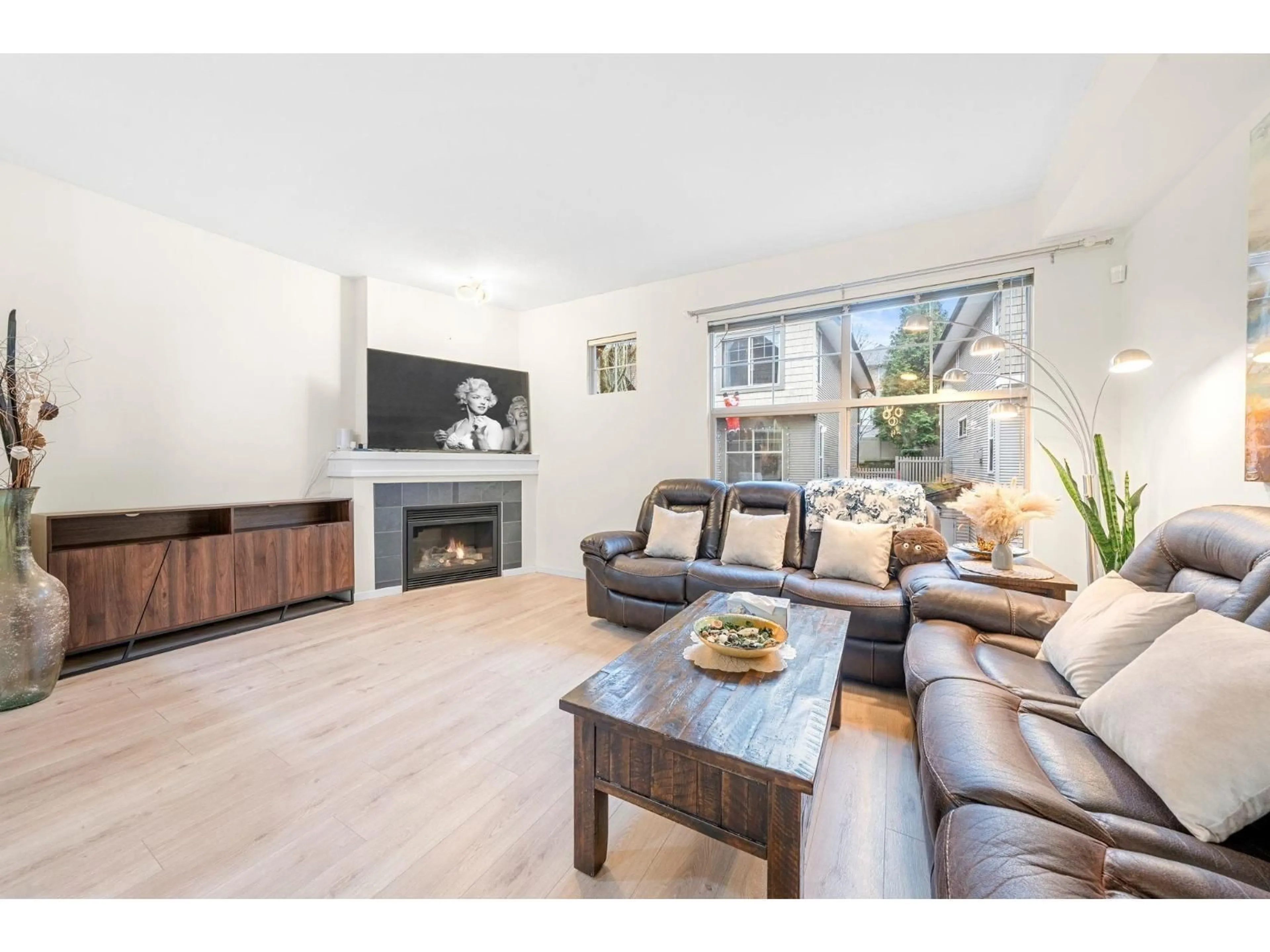 Living room with furniture, wood/laminate floor for 95 - 15152 62A AVENUE, Surrey British Columbia V3S1V1
