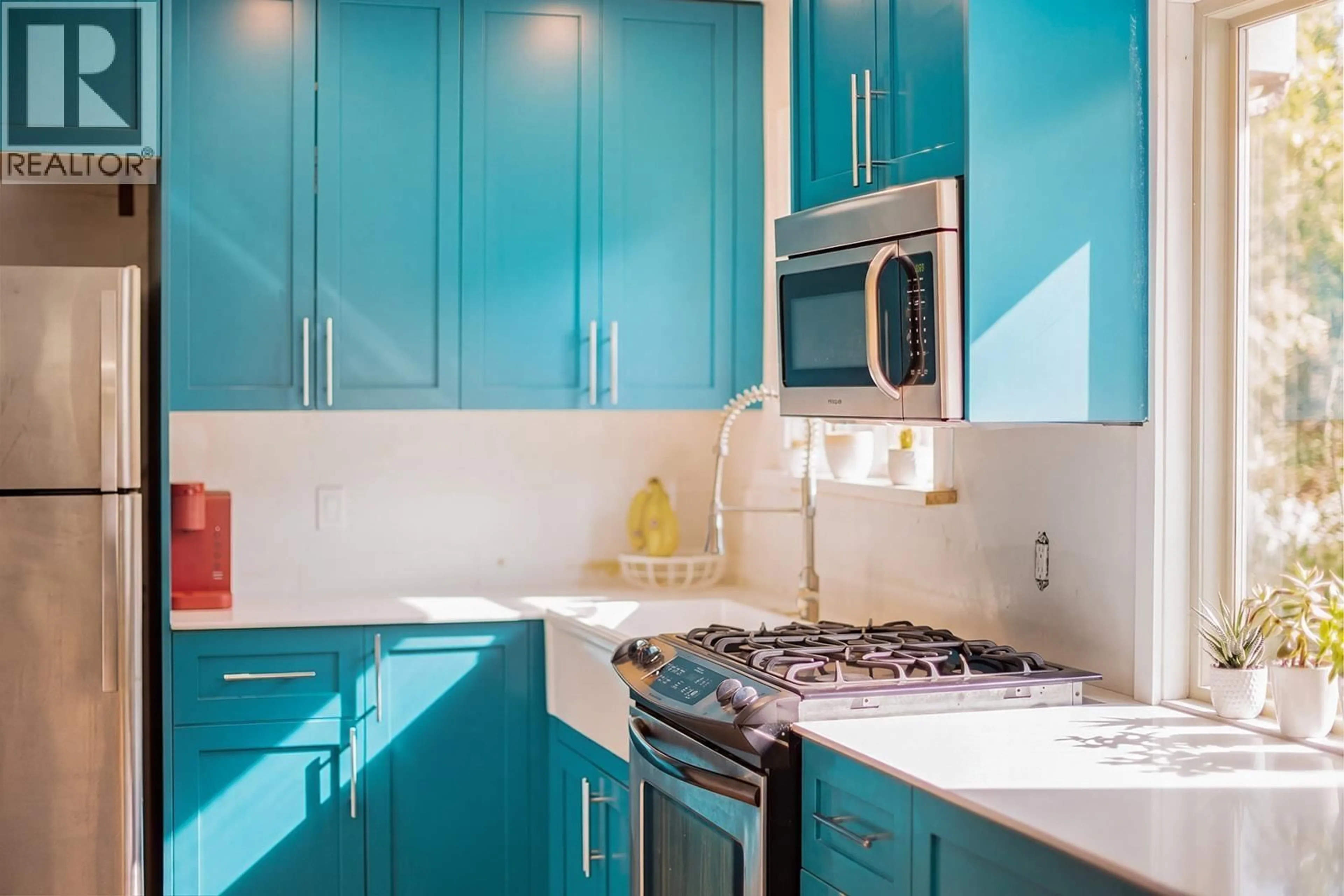Contemporary kitchen, ceramic/tile floor for 2653 RHUM & EIGG DRIVE, Squamish British Columbia V0N1T0
