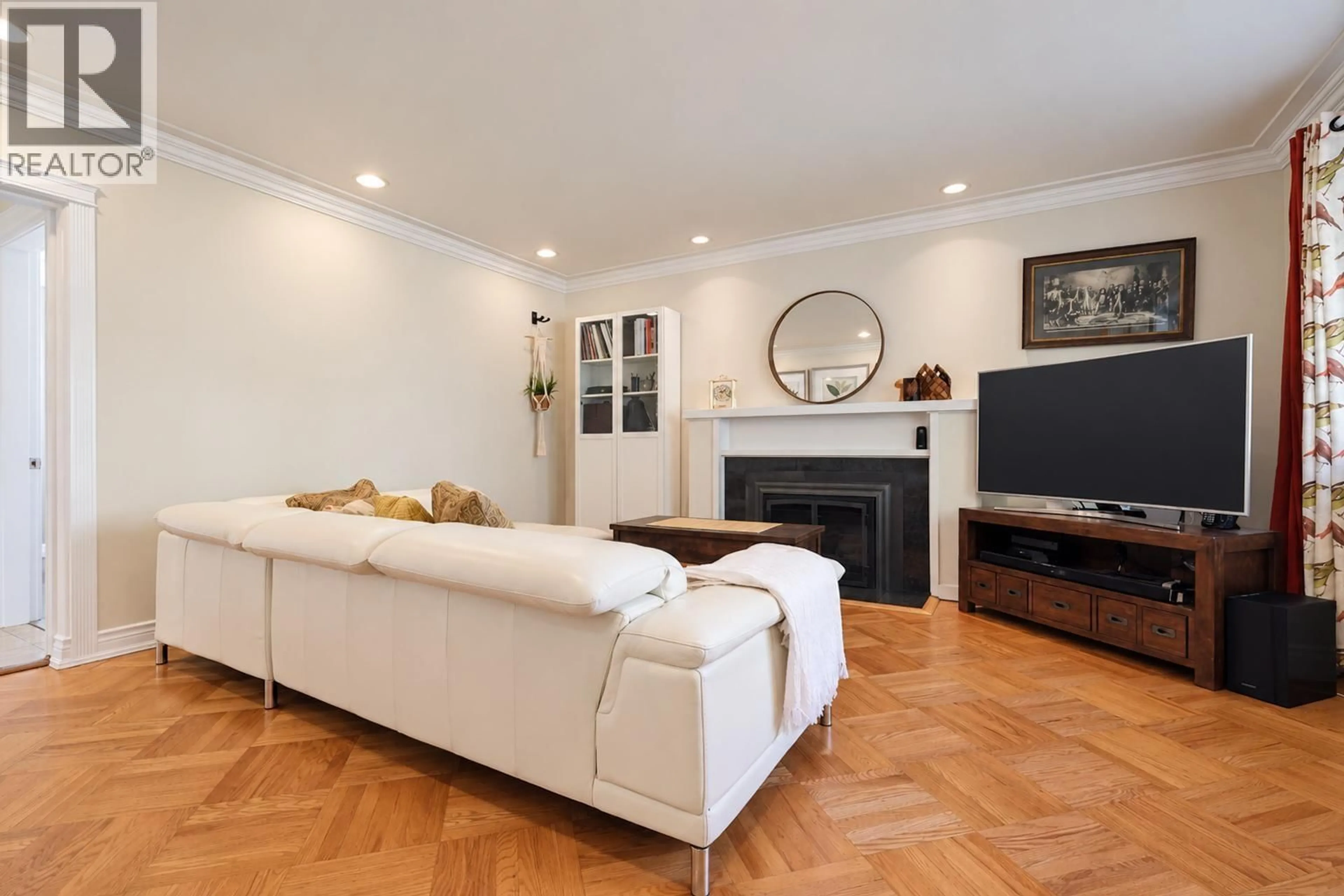 Living room with furniture, wood/laminate floor for 1930 EDINBURGH STREET, New Westminster British Columbia V3M2X5