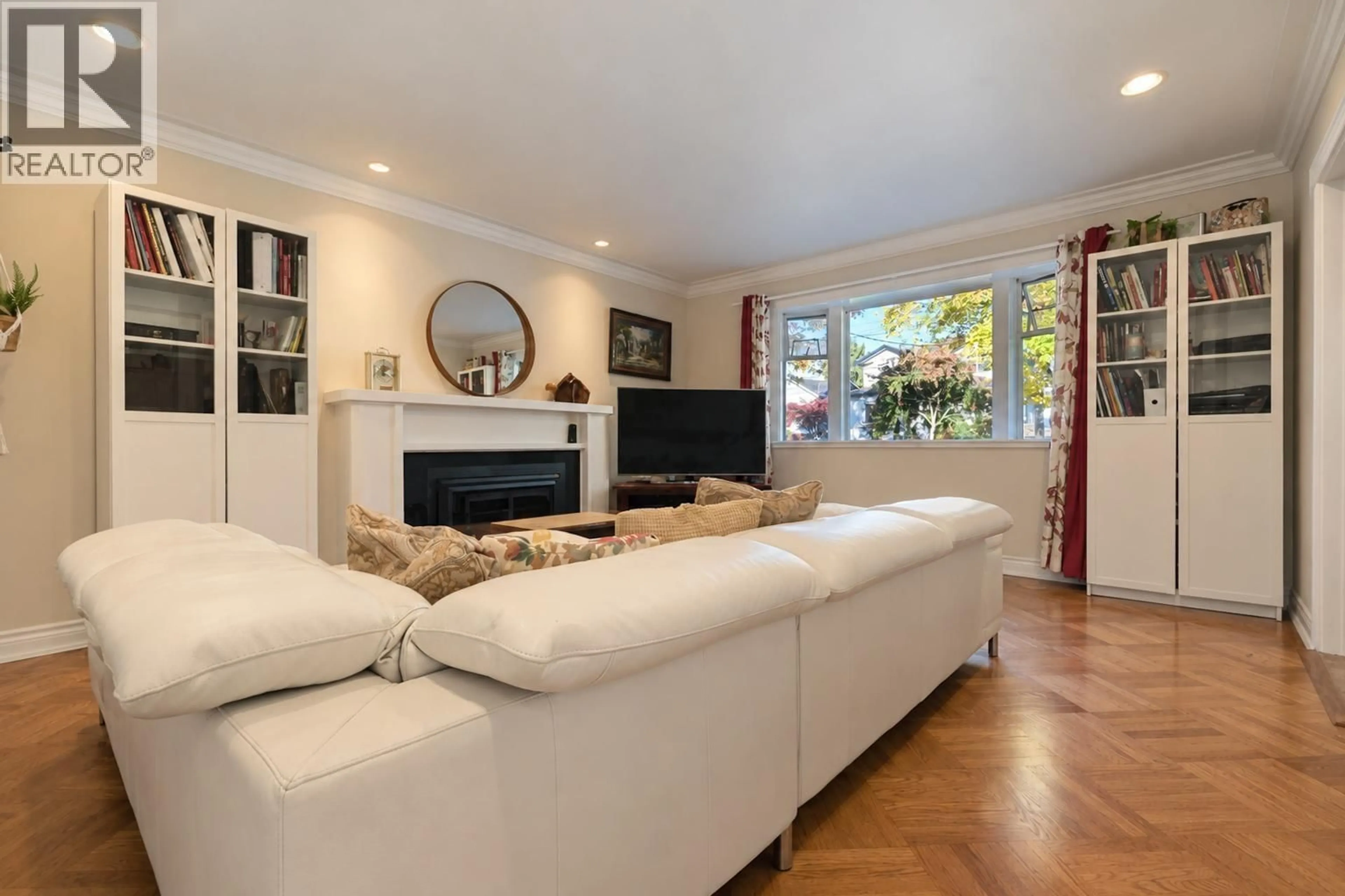 Living room with furniture, wood/laminate floor for 1930 EDINBURGH STREET, New Westminster British Columbia V3M2X5