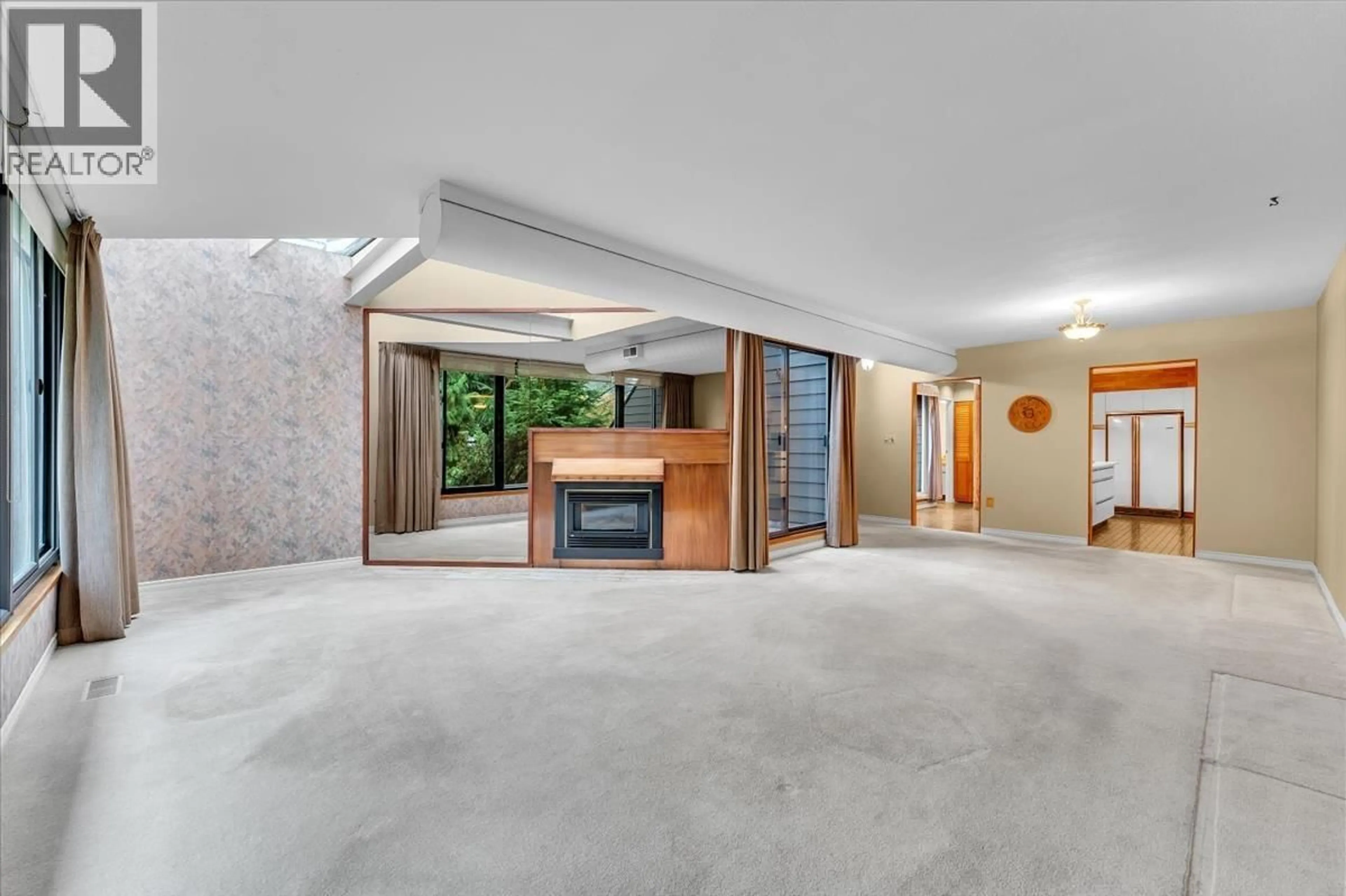 Indoor foyer for 6225 MCKEE STREET, Burnaby British Columbia V5J2V8
