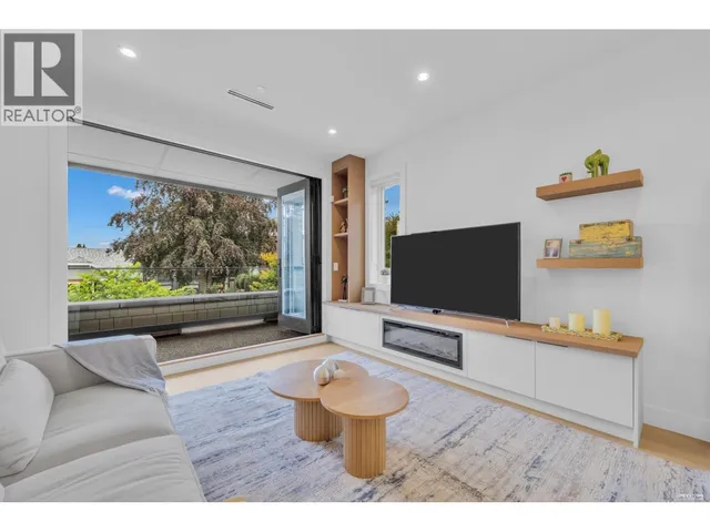 1 - 3436 TRIUMPH STREET, Vancouver 4