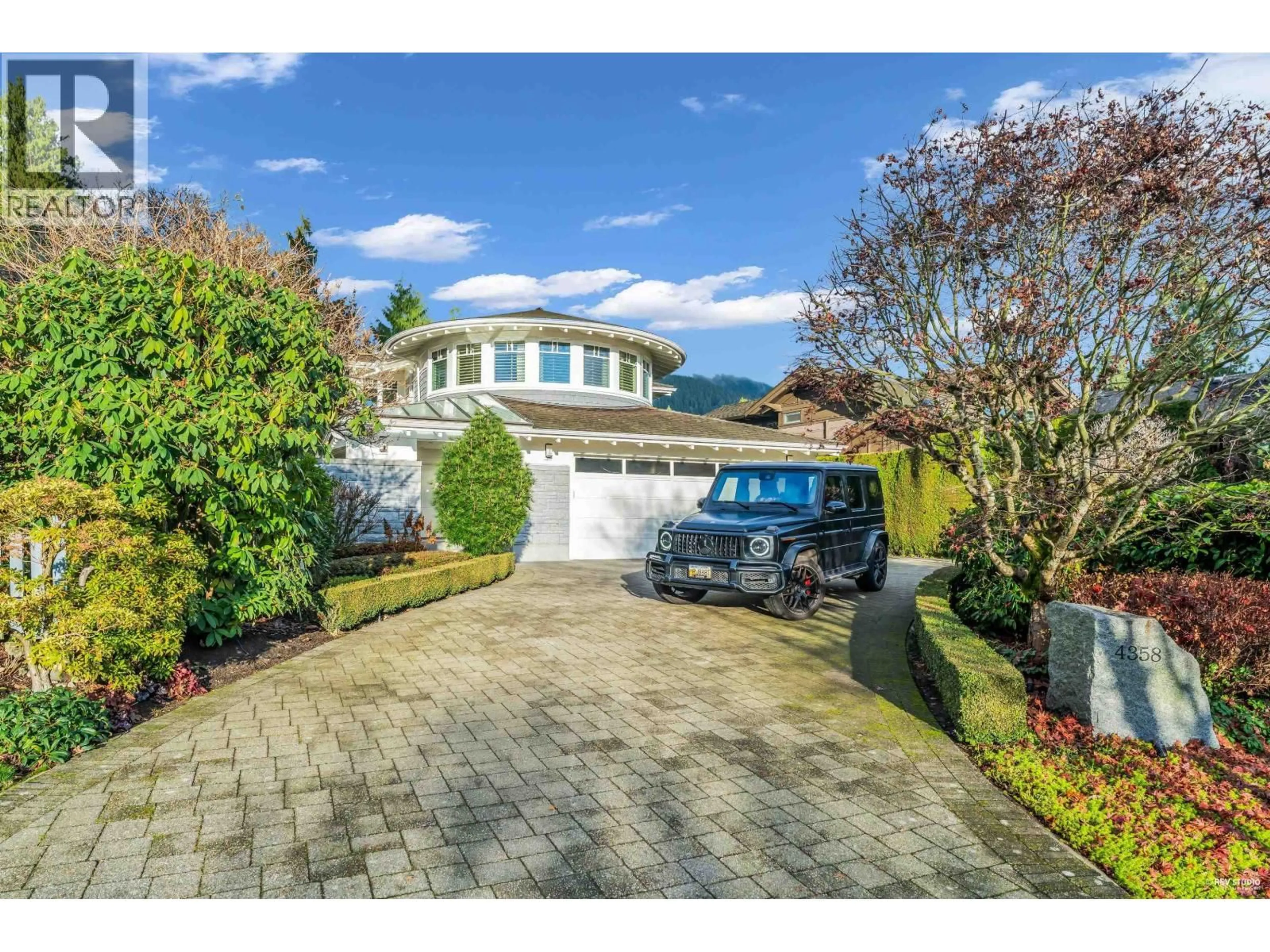 A pic from outside/outdoor area/front of a property/back of a property/a pic from drone, street for 4358 ERWIN DRIVE, West Vancouver British Columbia V7V1H6