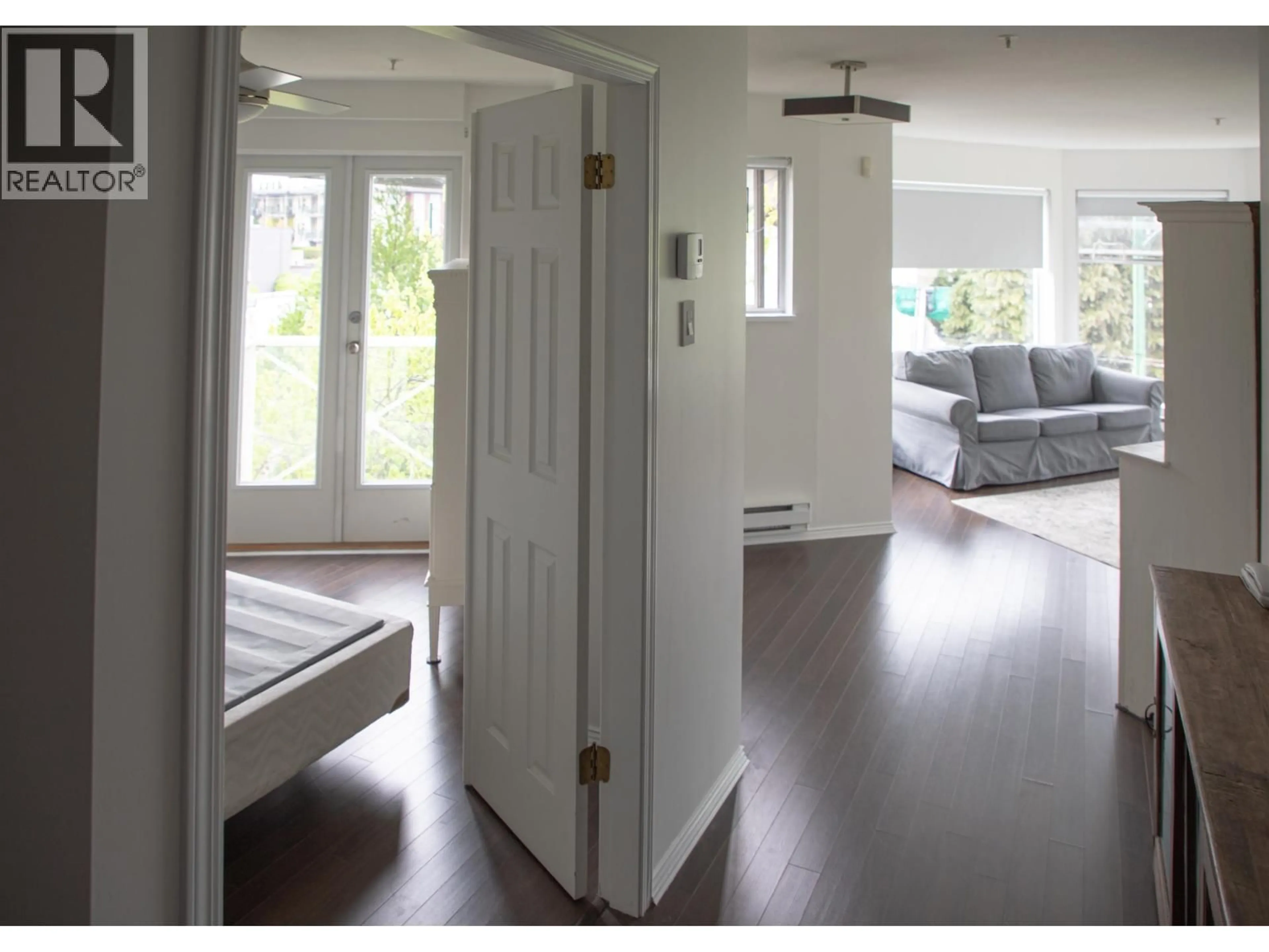 Indoor entryway for 303 - 1562 W 5TH AVENUE, Vancouver British Columbia V6J5H9
