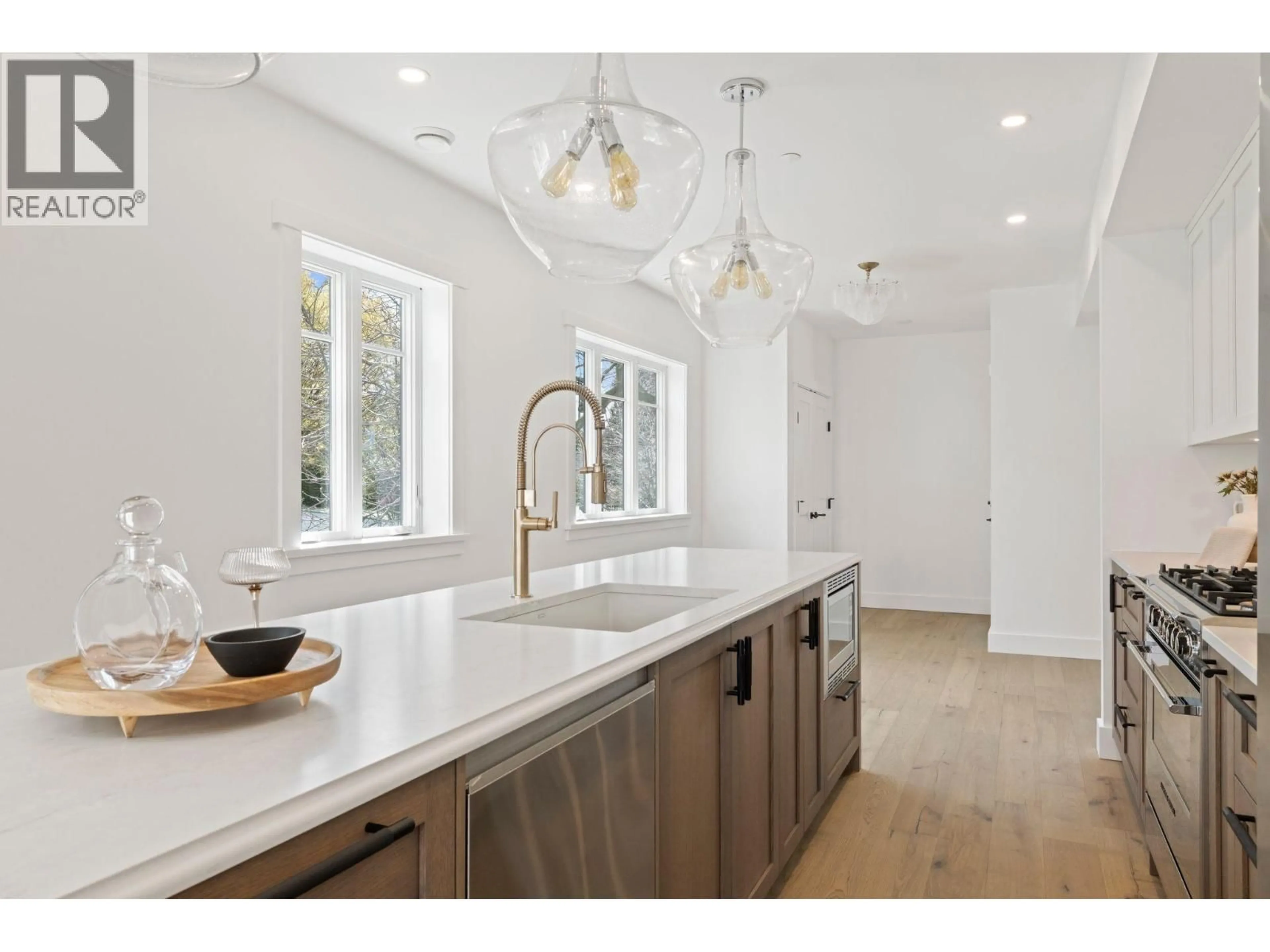 Open concept kitchen, unknown for 1 - 326 14TH STREET, North Vancouver British Columbia V7M1P6