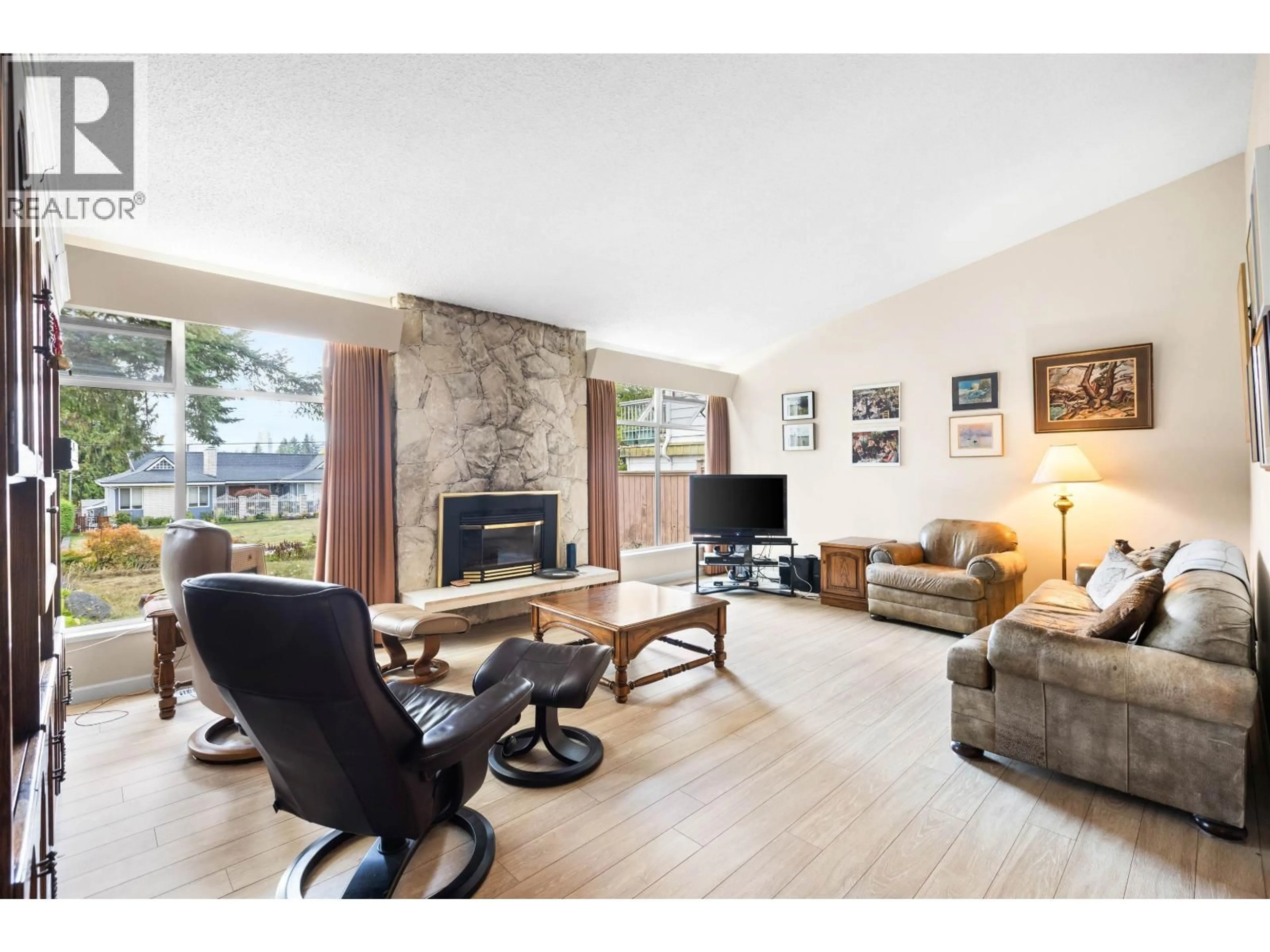 Living room with furniture, wood/laminate floor for 695 MACINTOSH STREET, Coquitlam British Columbia V3J4Y4