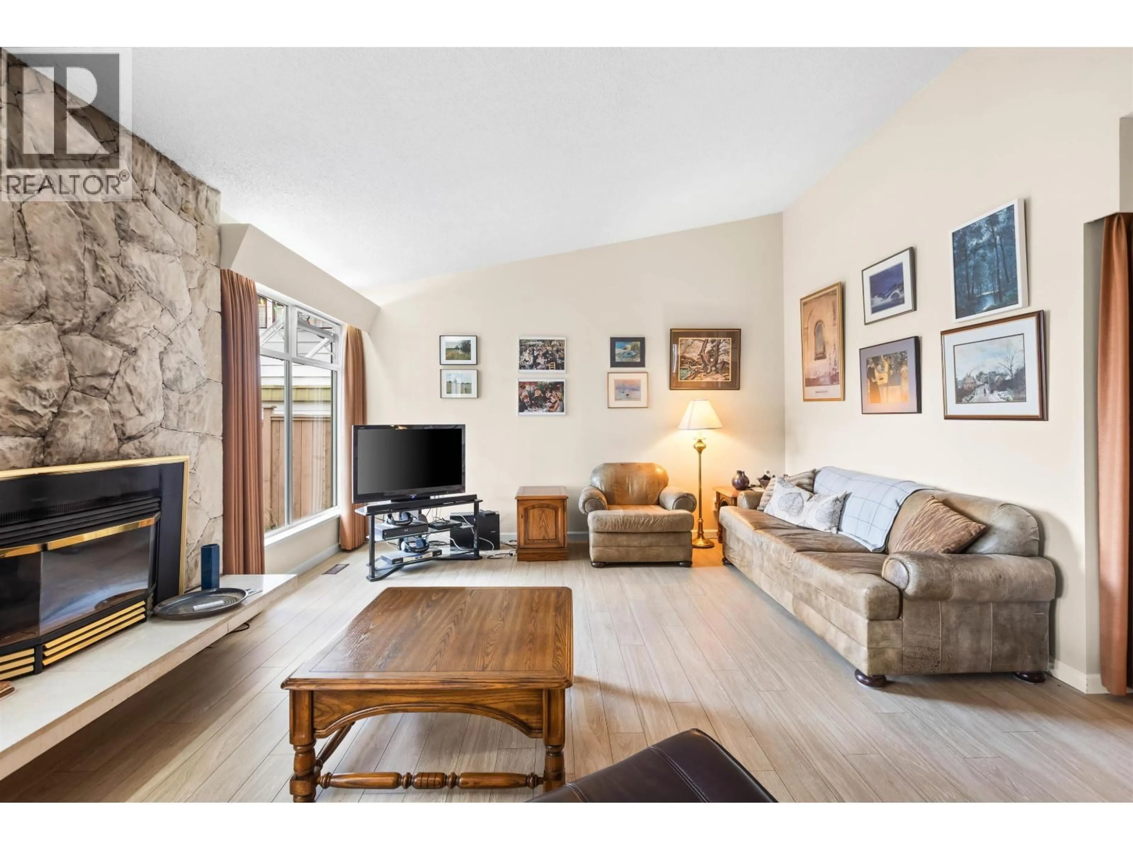 Living room with furniture, unknown for 695 MACINTOSH STREET, Coquitlam British Columbia V3J4Y4