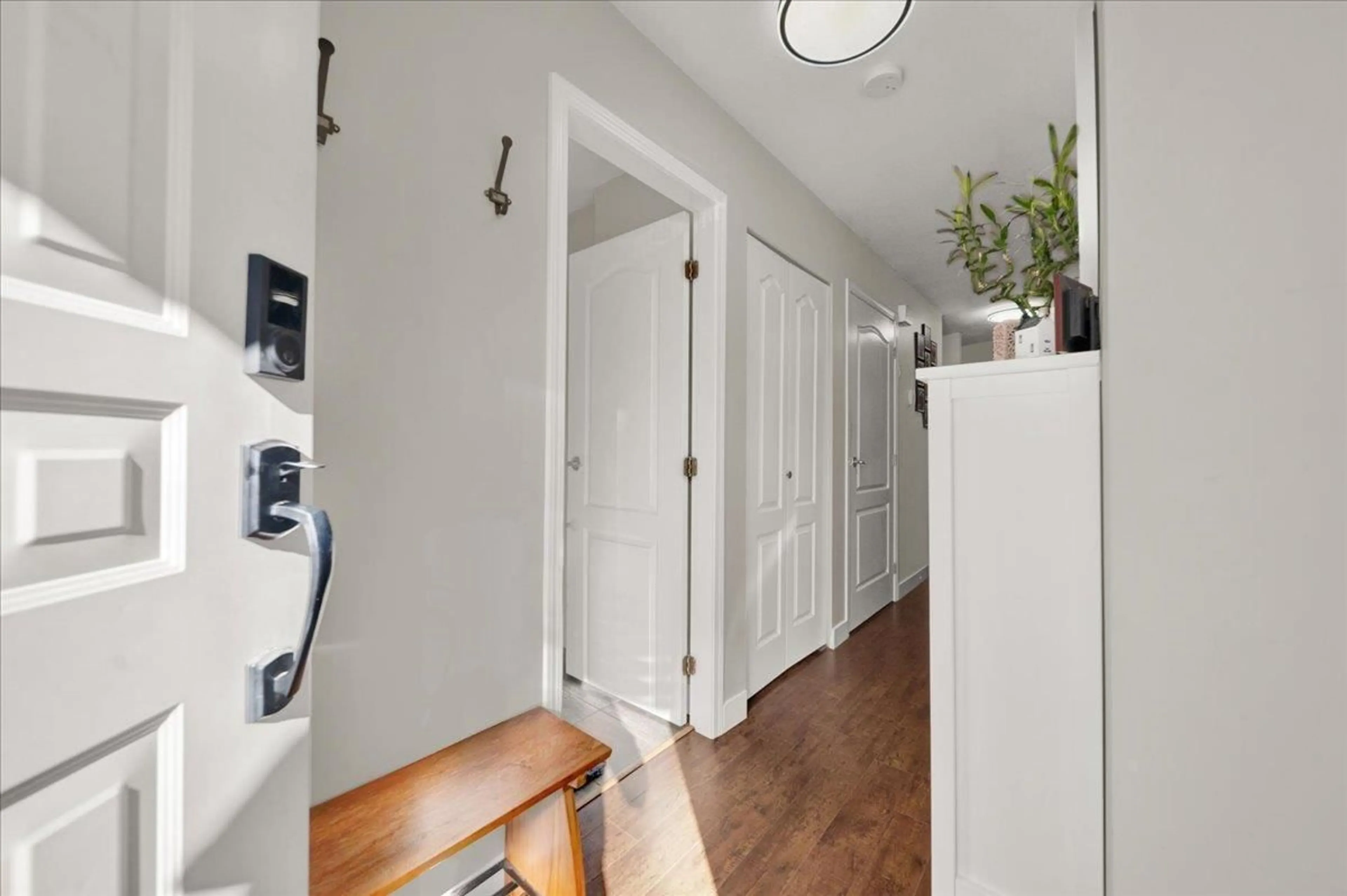 Indoor entryway for 10 - 9926 151 STREET, Surrey British Columbia V3R8C9