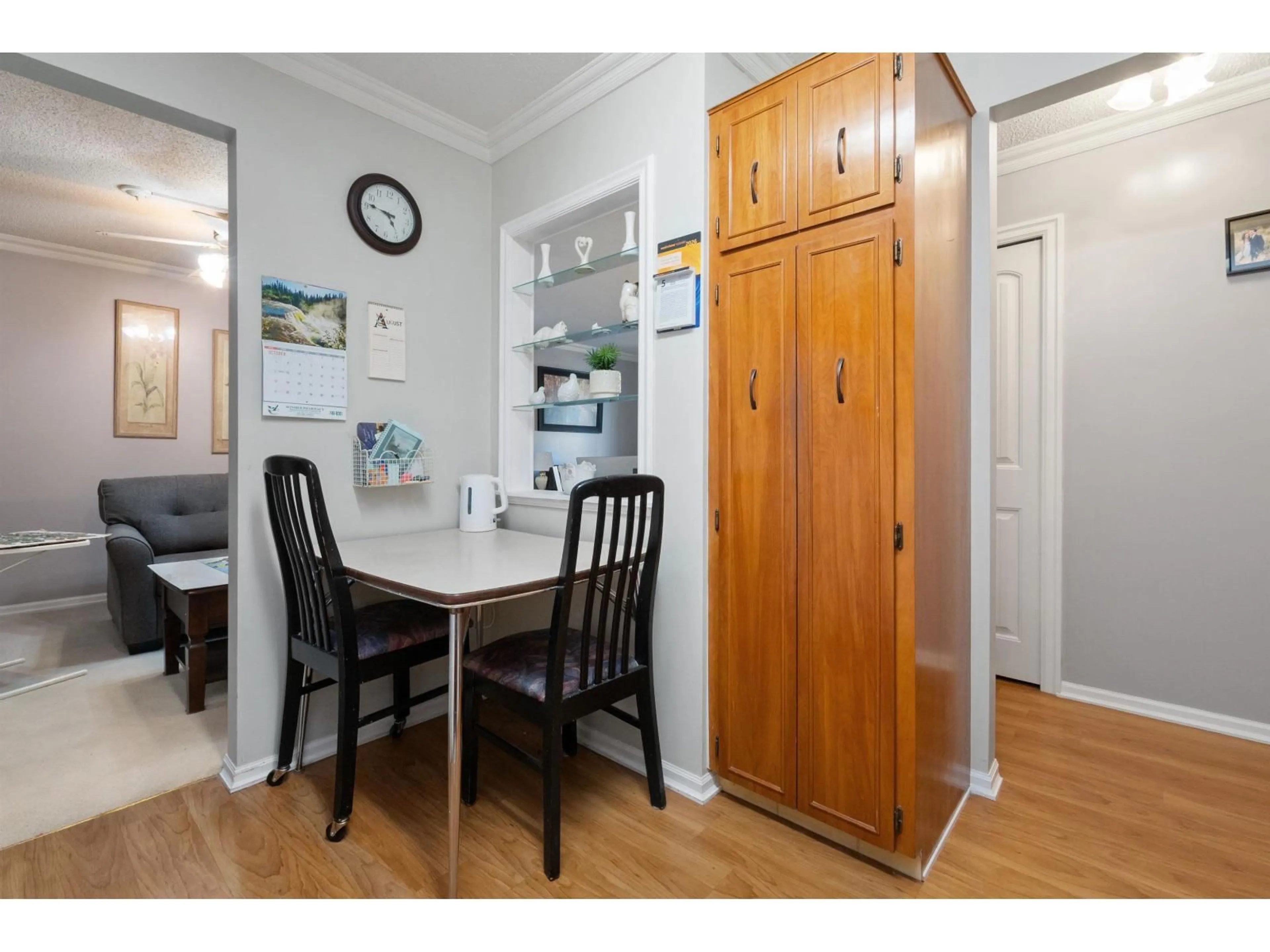Dining room, wood/laminate floor for 207 - 32089 OLD YALE ROAD, Abbotsford British Columbia V2T2C8