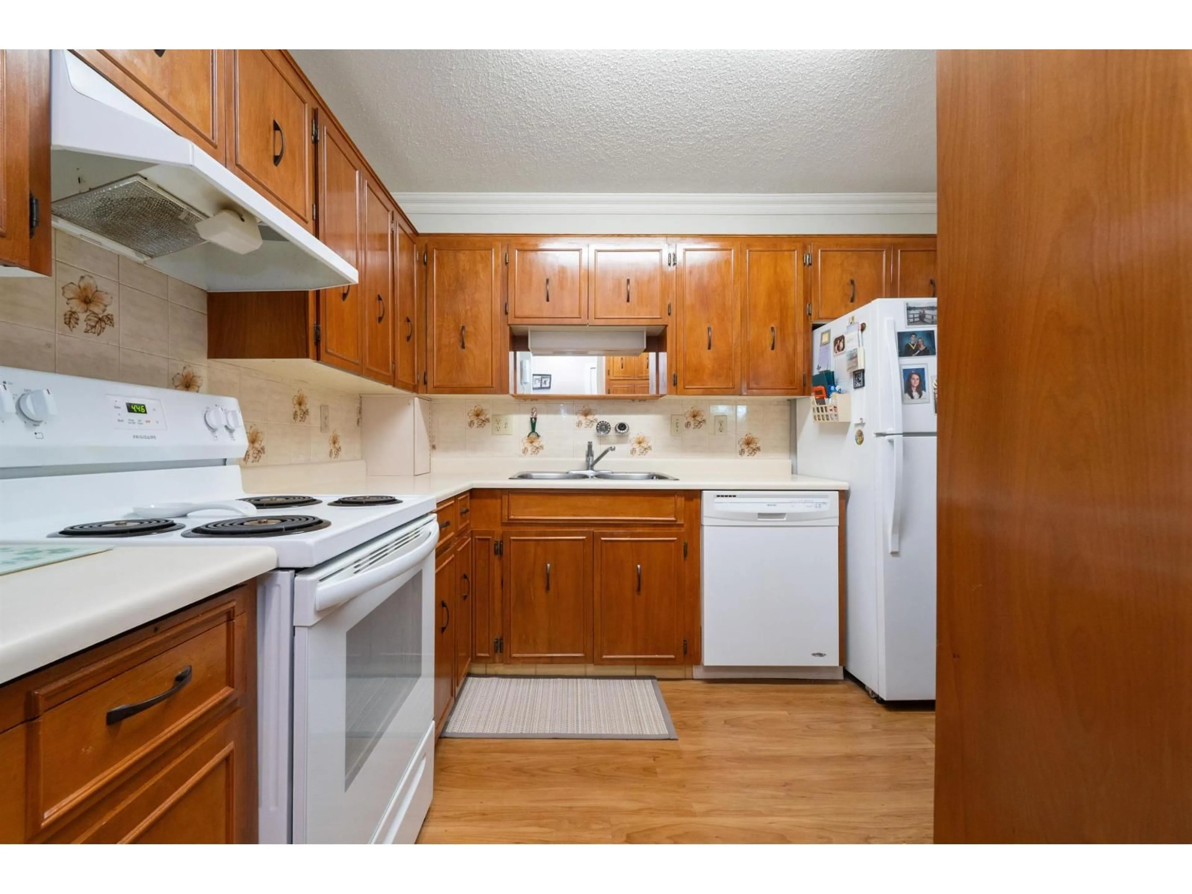 Standard kitchen, wood/laminate floor for 207 - 32089 OLD YALE ROAD, Abbotsford British Columbia V2T2C8